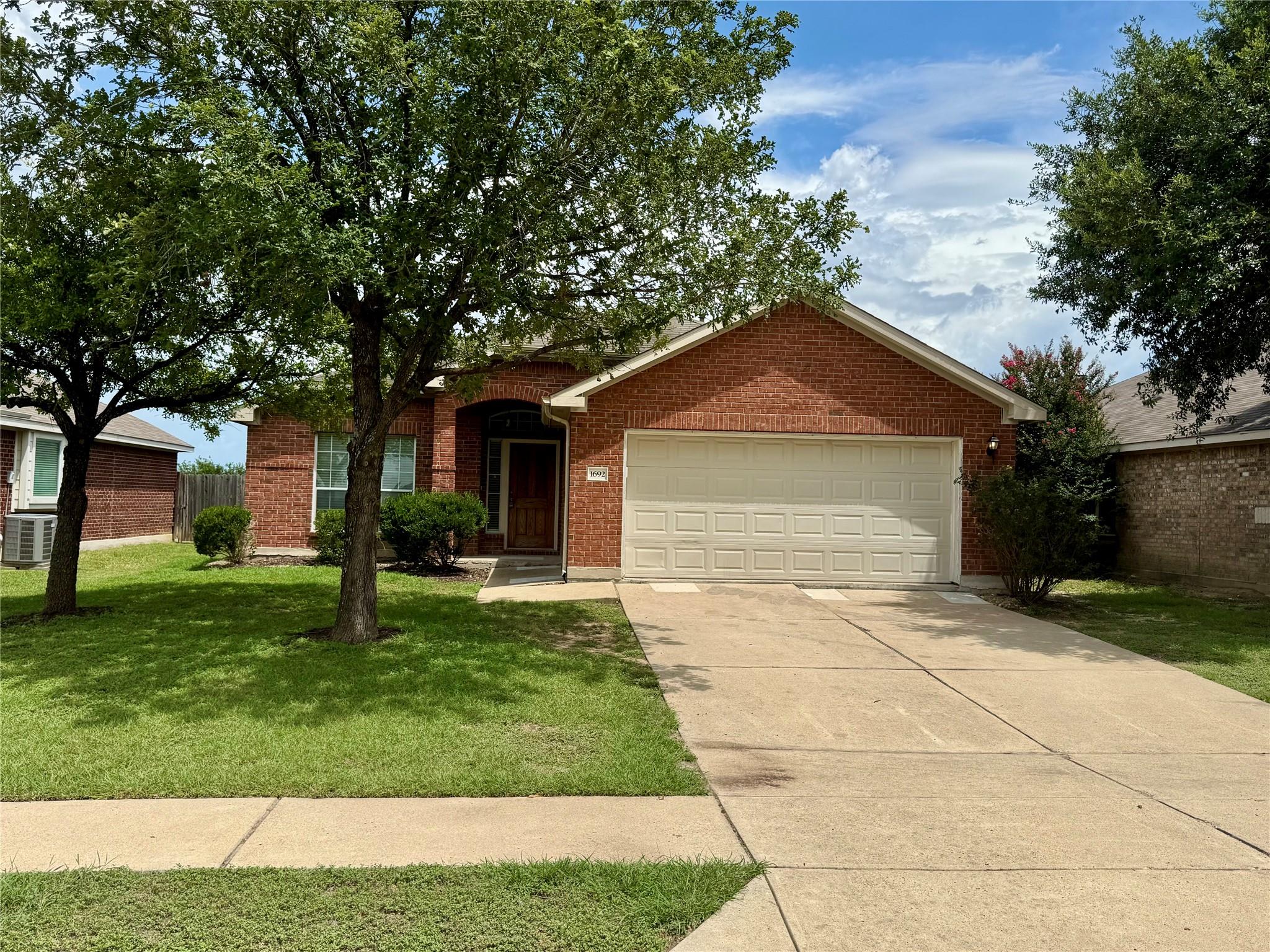 1692 Amberwood Loop Property Photo 1
