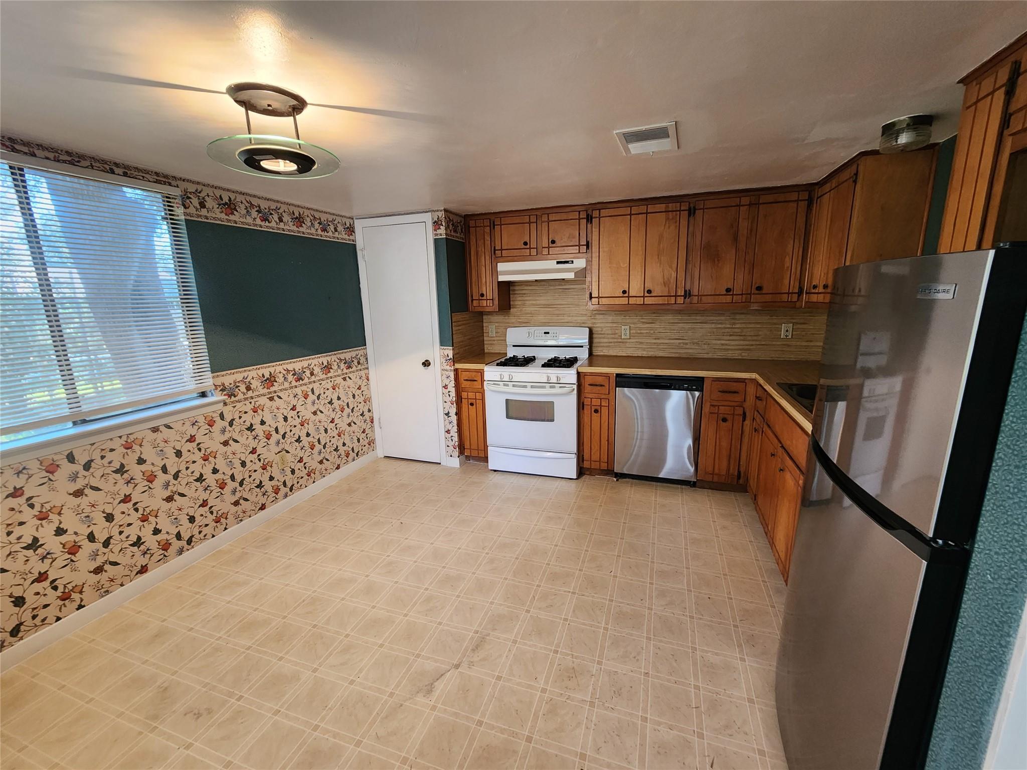 11809 Argonne Forest Trl #b Property Photo 5