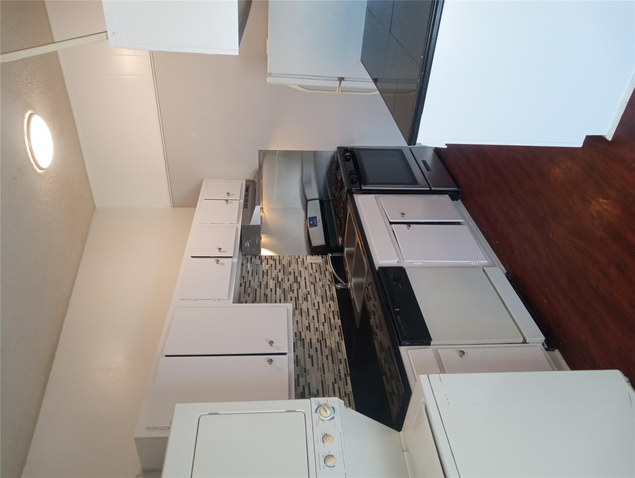 606 W 51st St #104 Property Photo 3