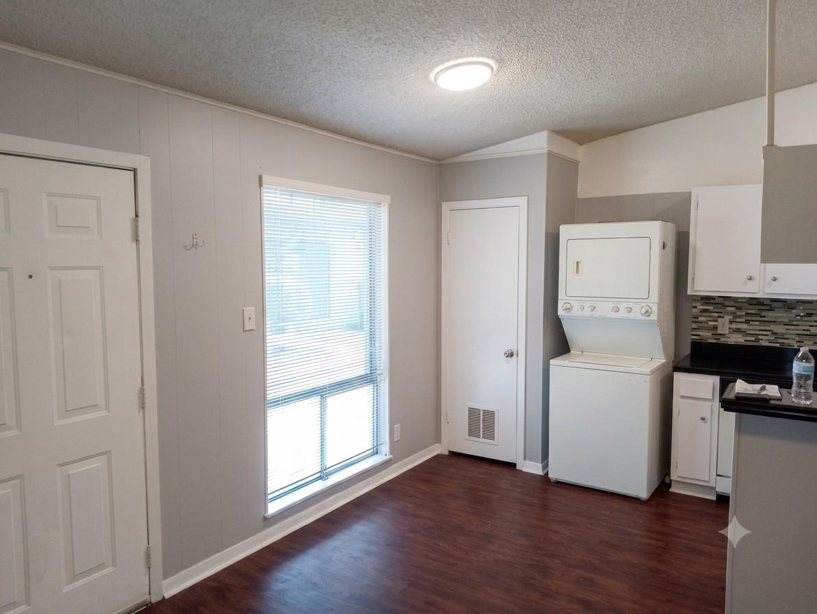 606 W 51st St #104 Property Photo 5