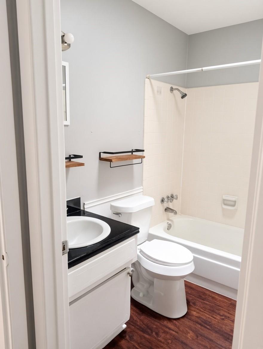 606 W 51st St #104 Property Photo 6