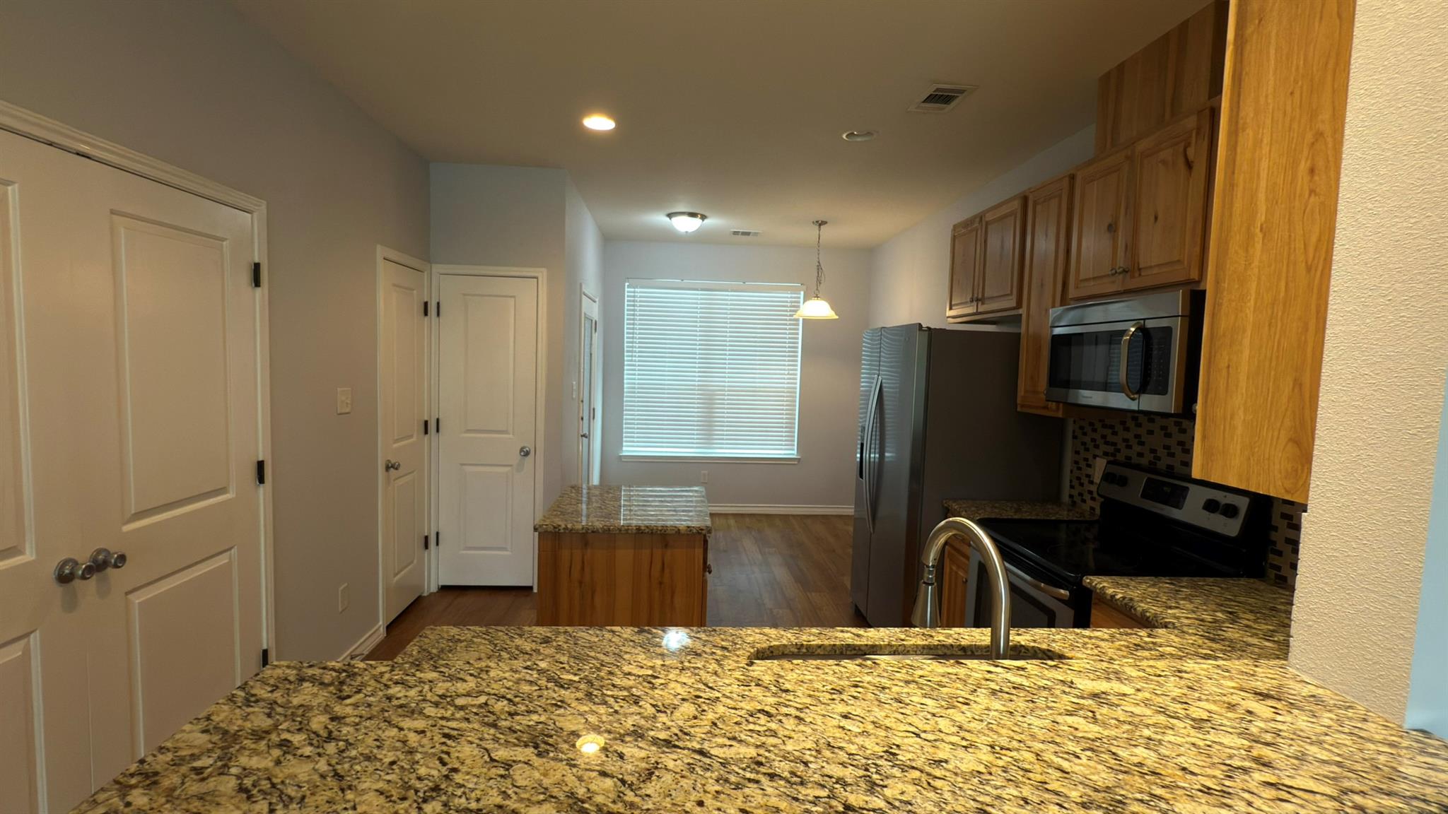 400 West St #b Property Photo 4