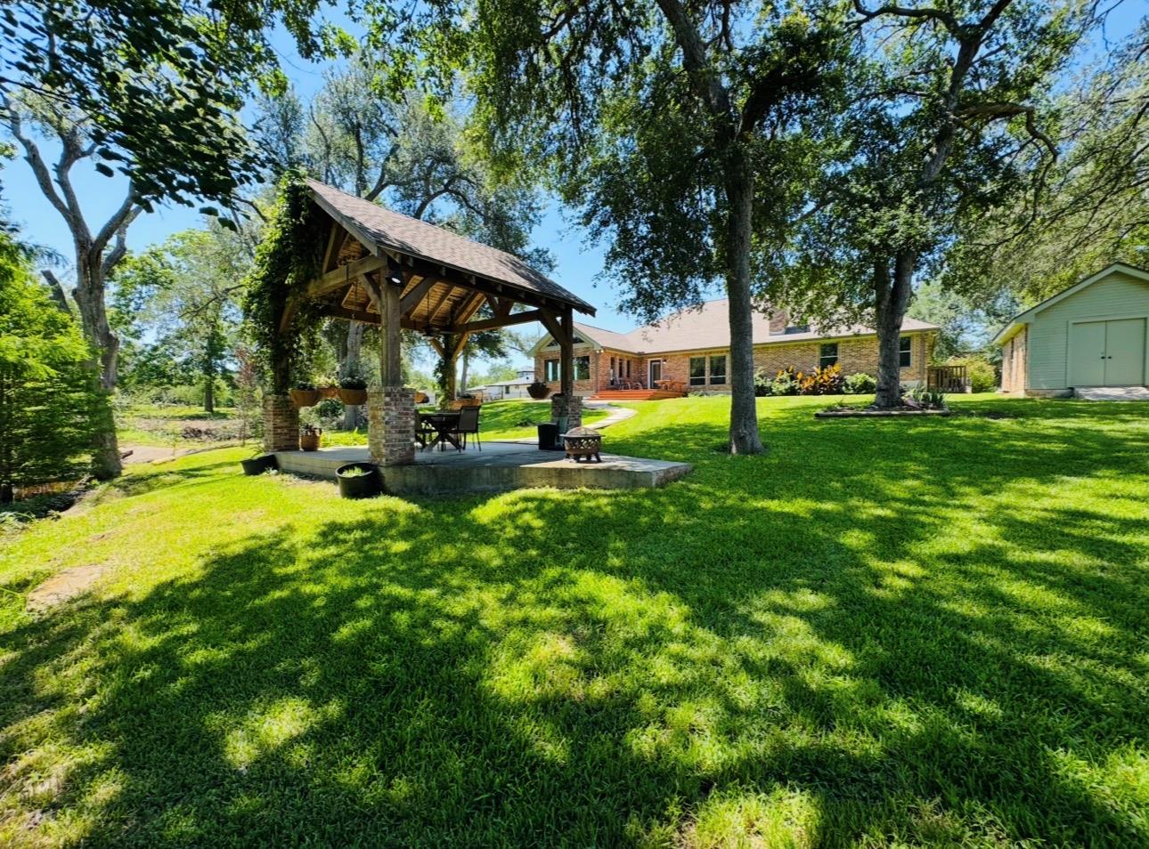203 E 11th St Property Photo 37