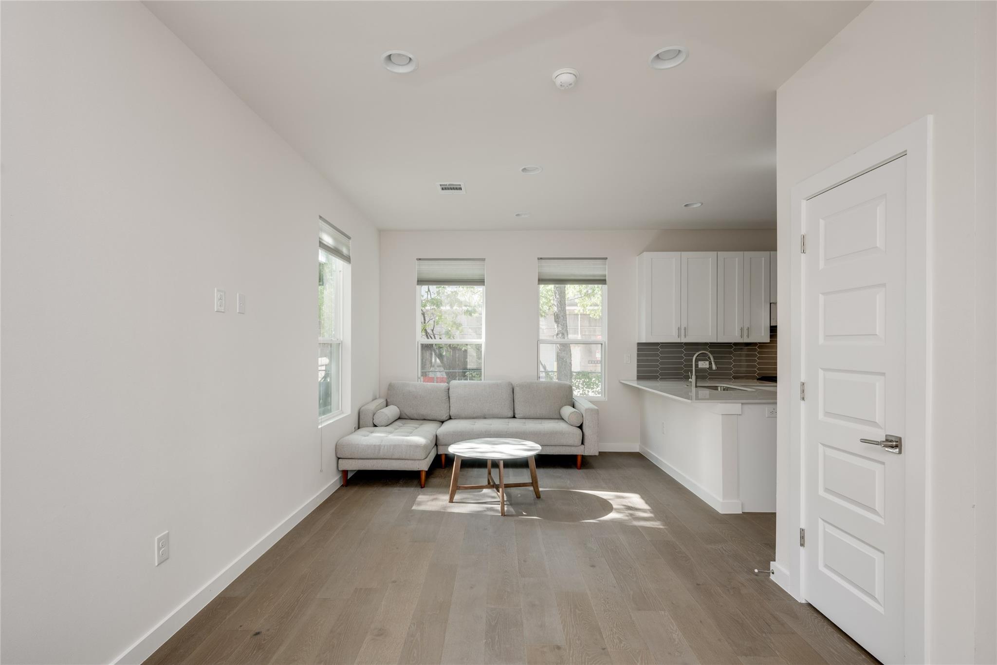 909 Capitol Ct 2 Property Photo 5