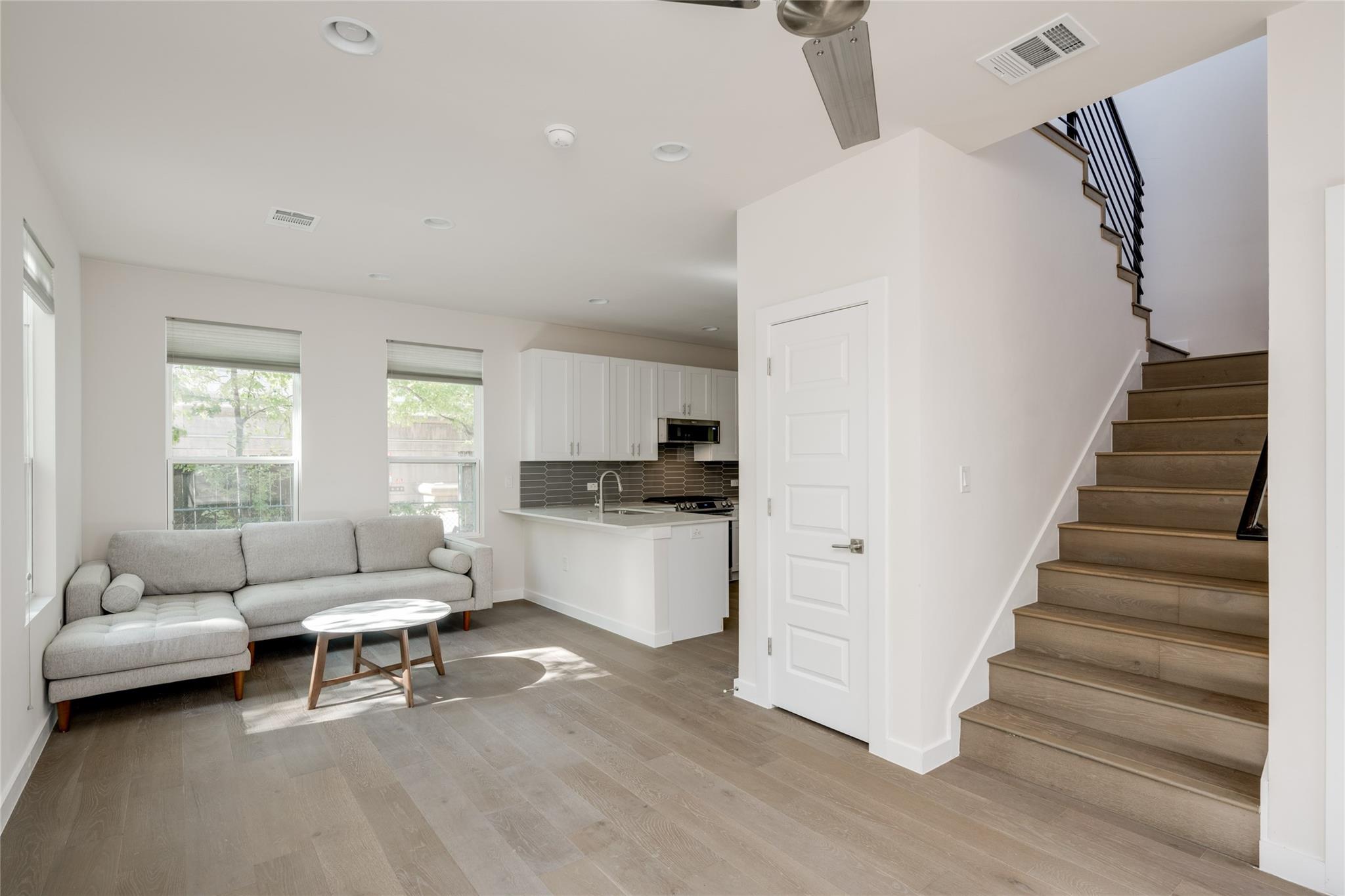 909 Capitol Ct 2 Property Photo 6