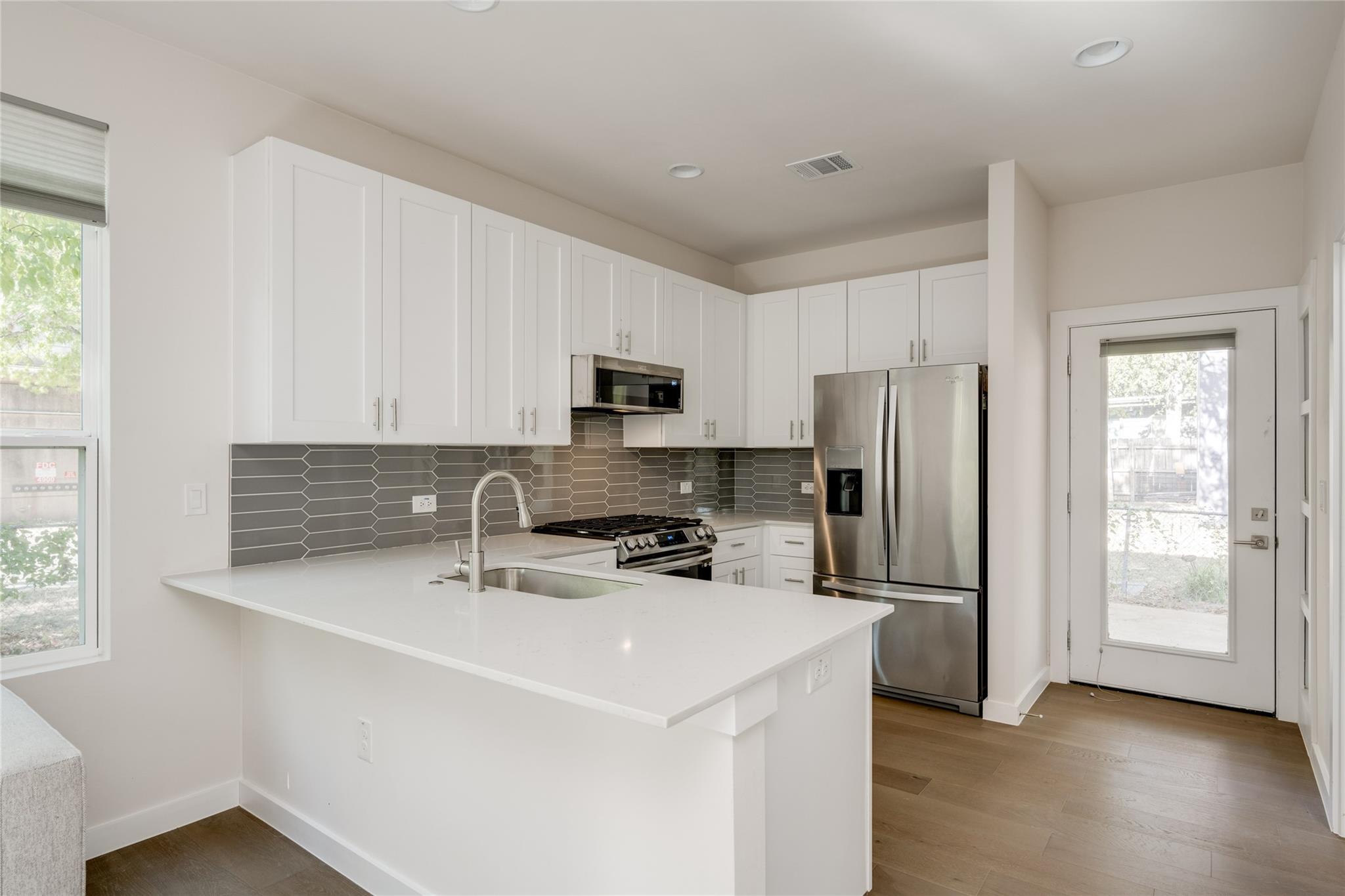 909 Capitol Ct 2 Property Photo 8