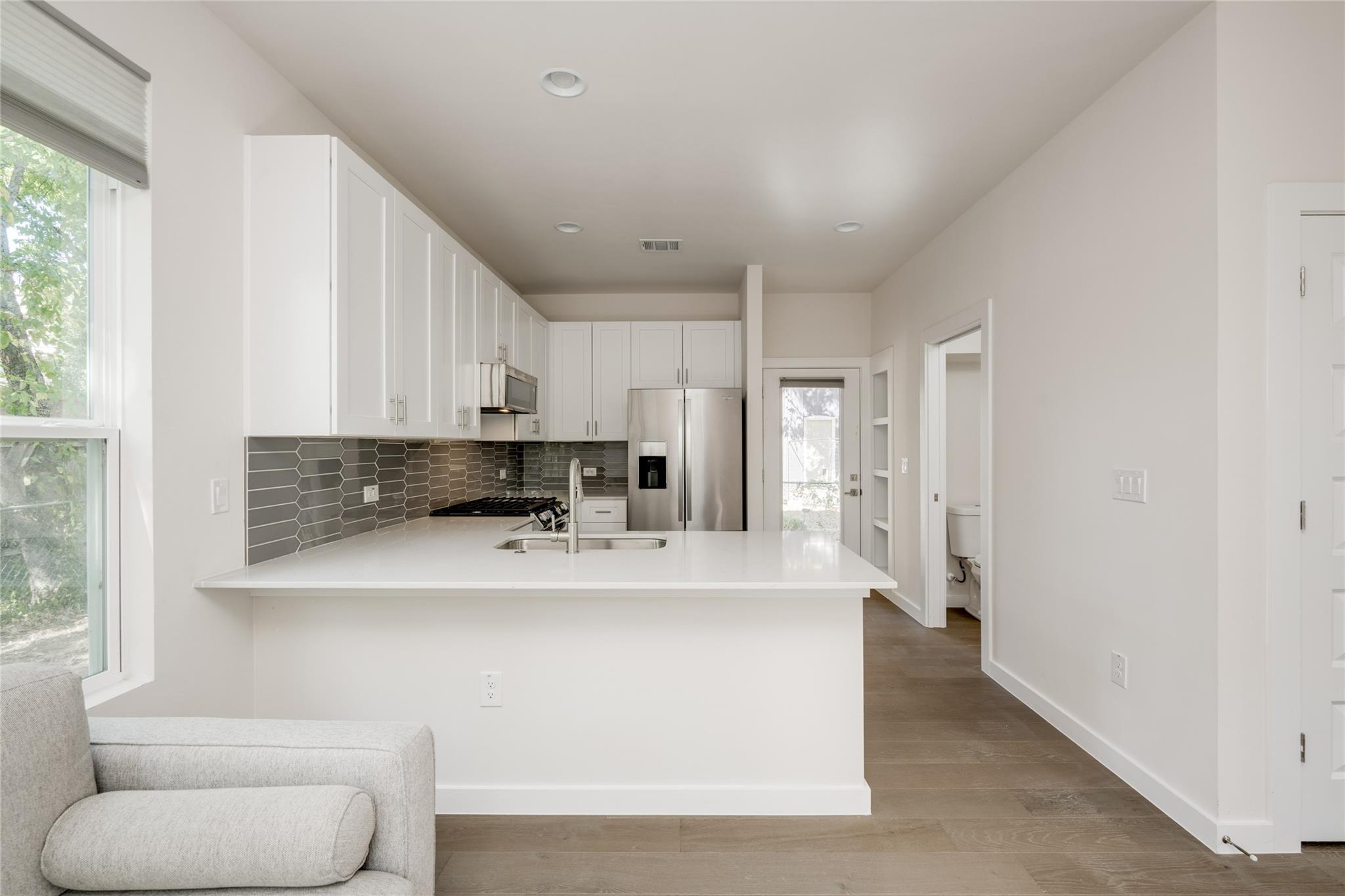 909 Capitol Ct 2 Property Photo 10