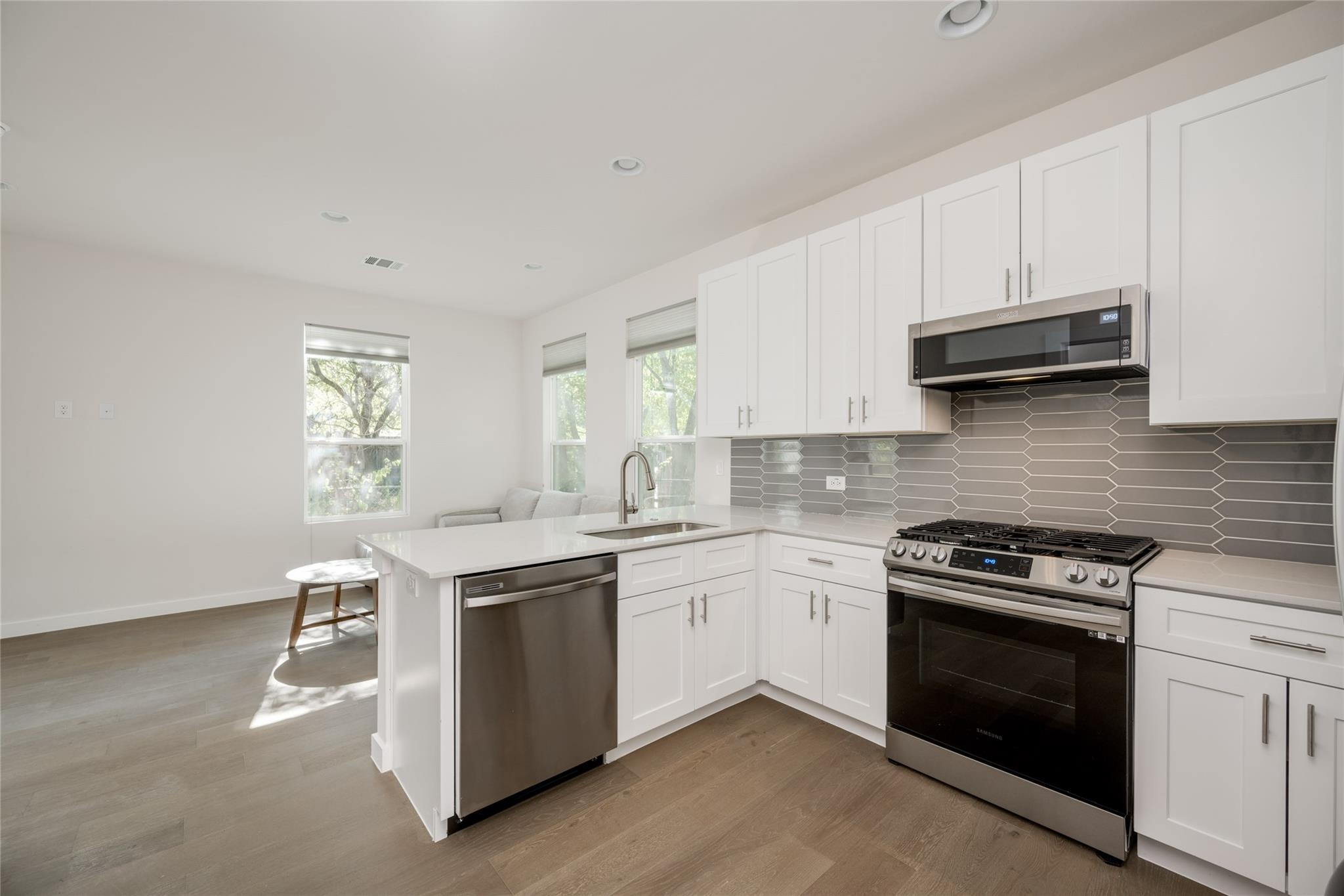 909 Capitol Ct 2 Property Photo 12
