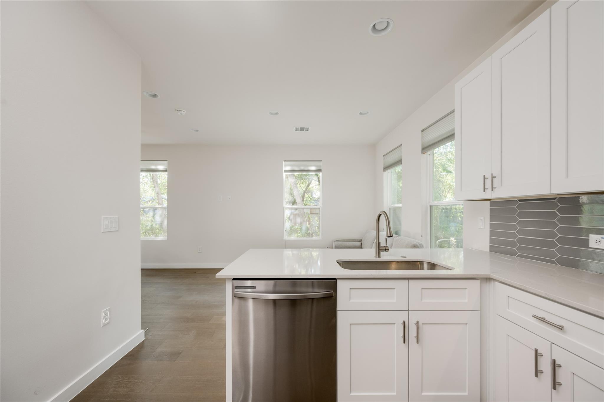 909 Capitol Ct 2 Property Photo 13