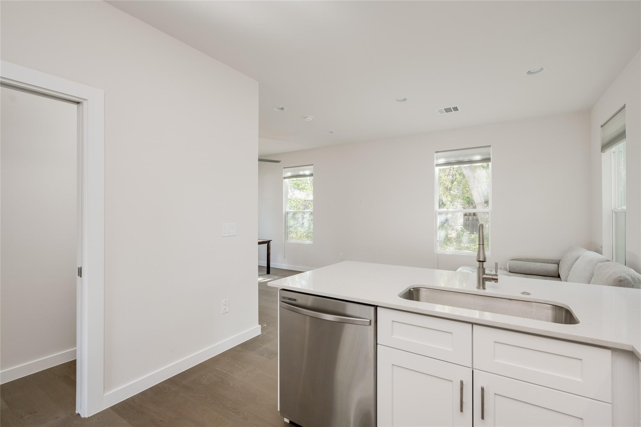 909 Capitol Ct 2 Property Photo 14