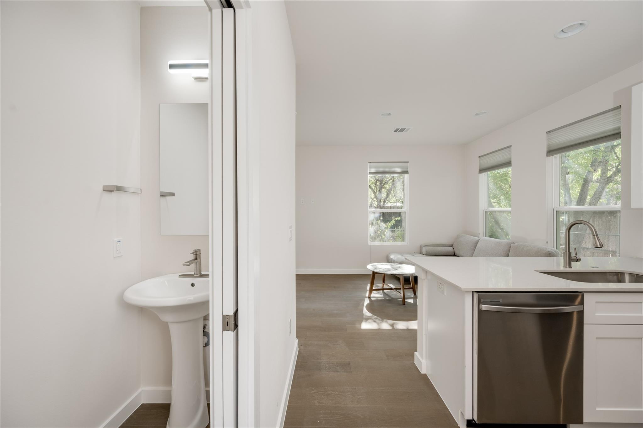909 Capitol Ct 2 Property Photo 15