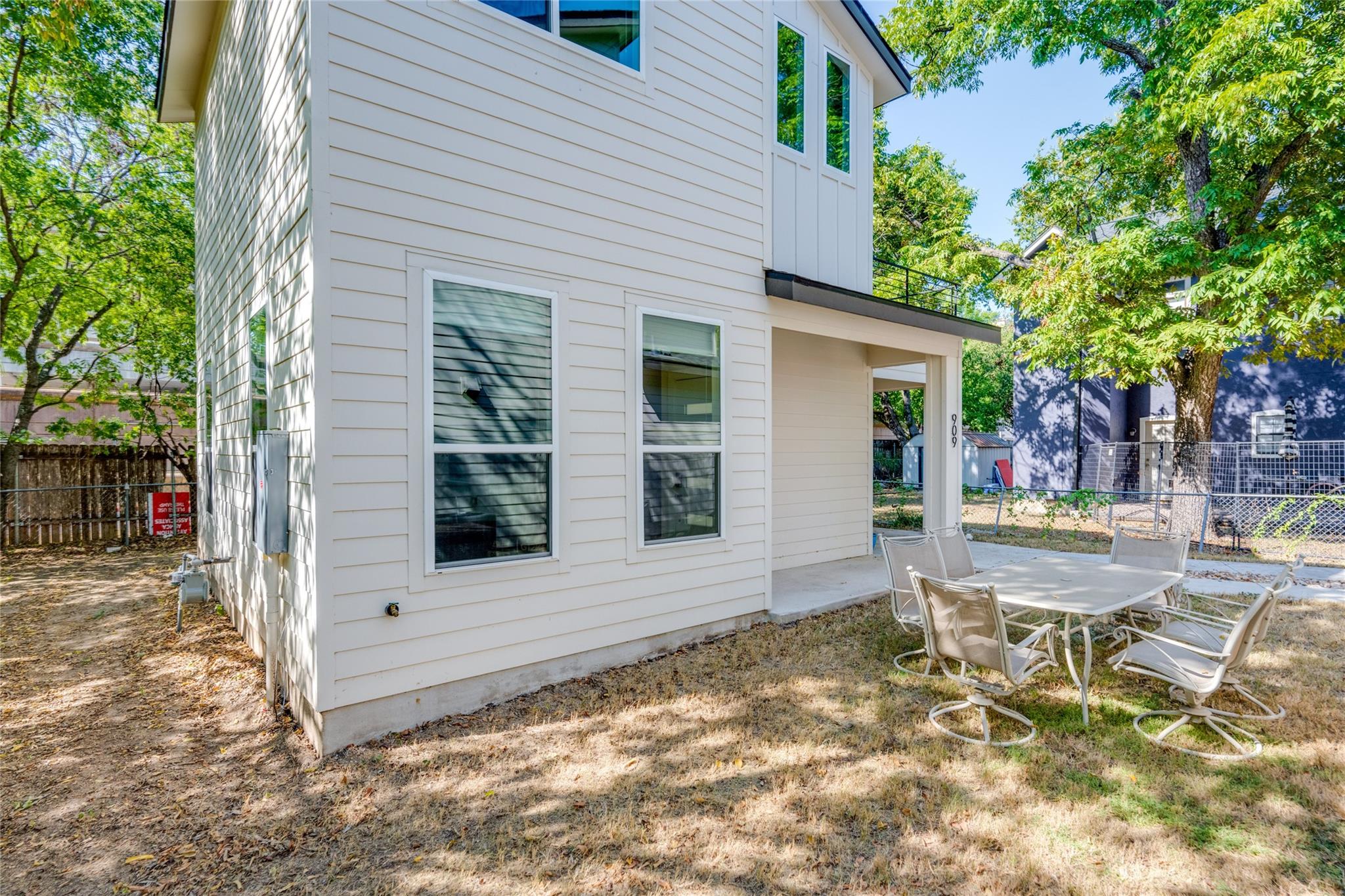 909 Capitol Ct 2 Property Photo 24