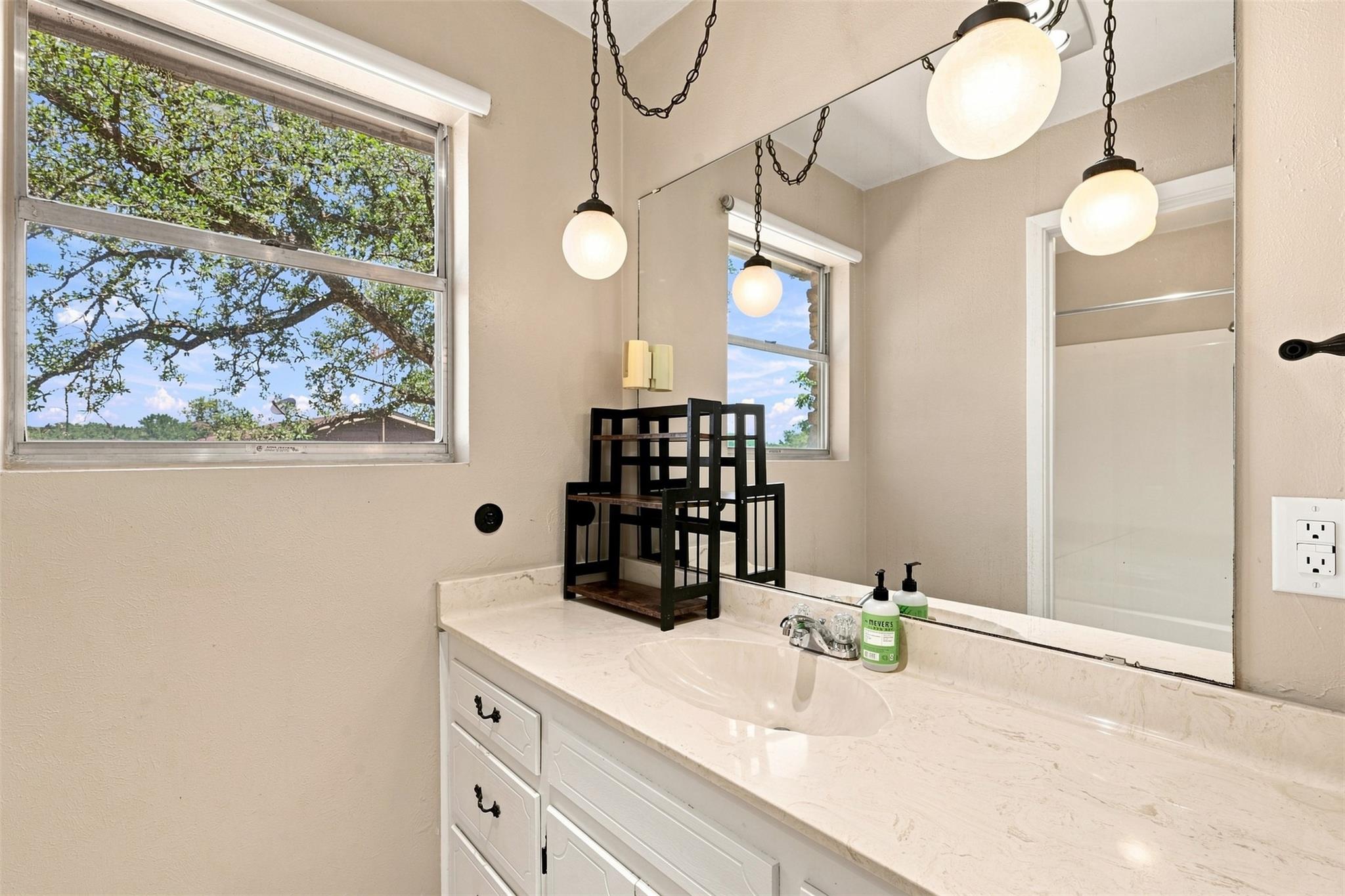 1103 S Willis St Property Photo 9