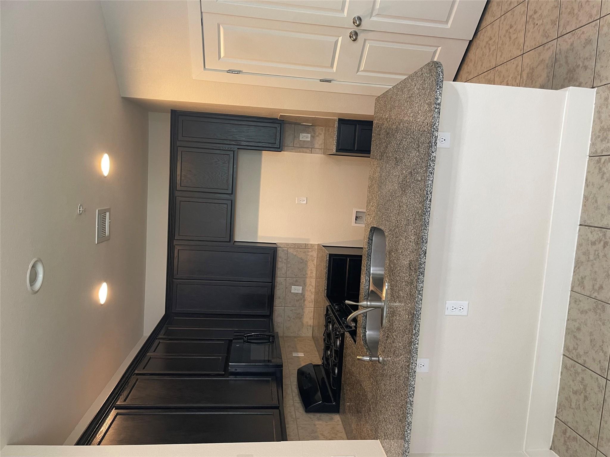 2212 Creekside LN D Property Photo 1