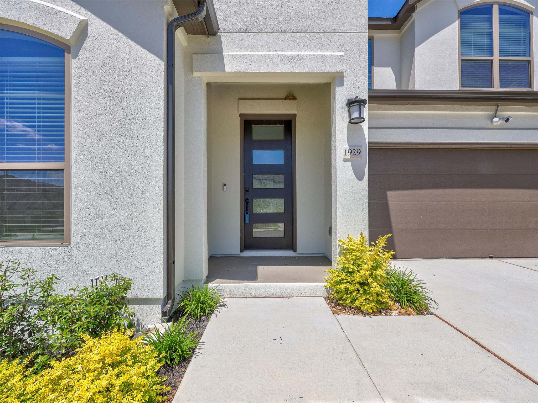1929 Montella Way Property Photo 3