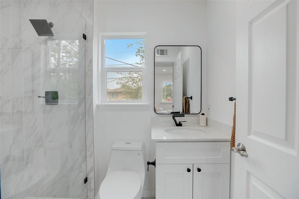 1200 E 52nd St 206 Property Photo 12