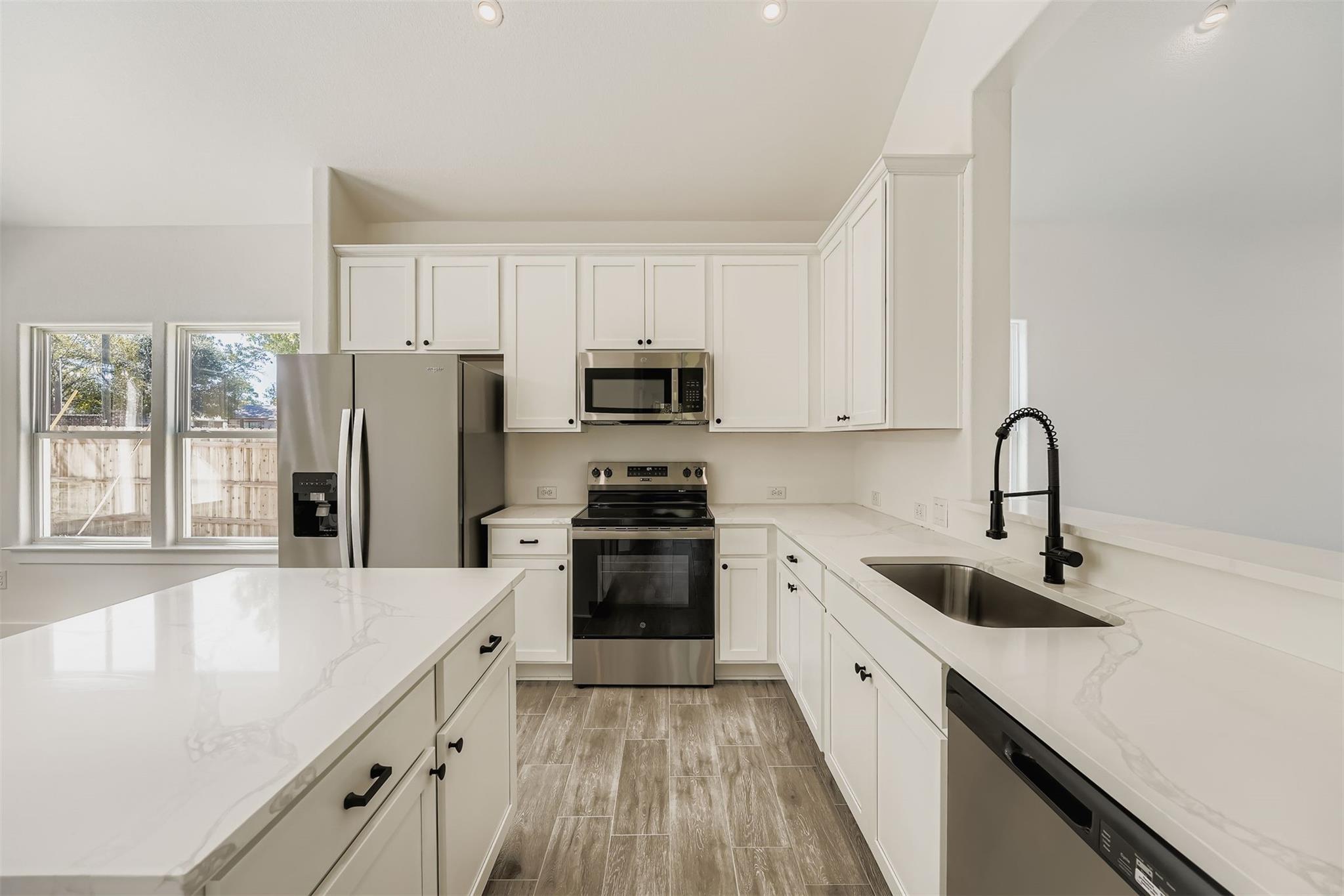 701 E 3rd St Property Photo 12