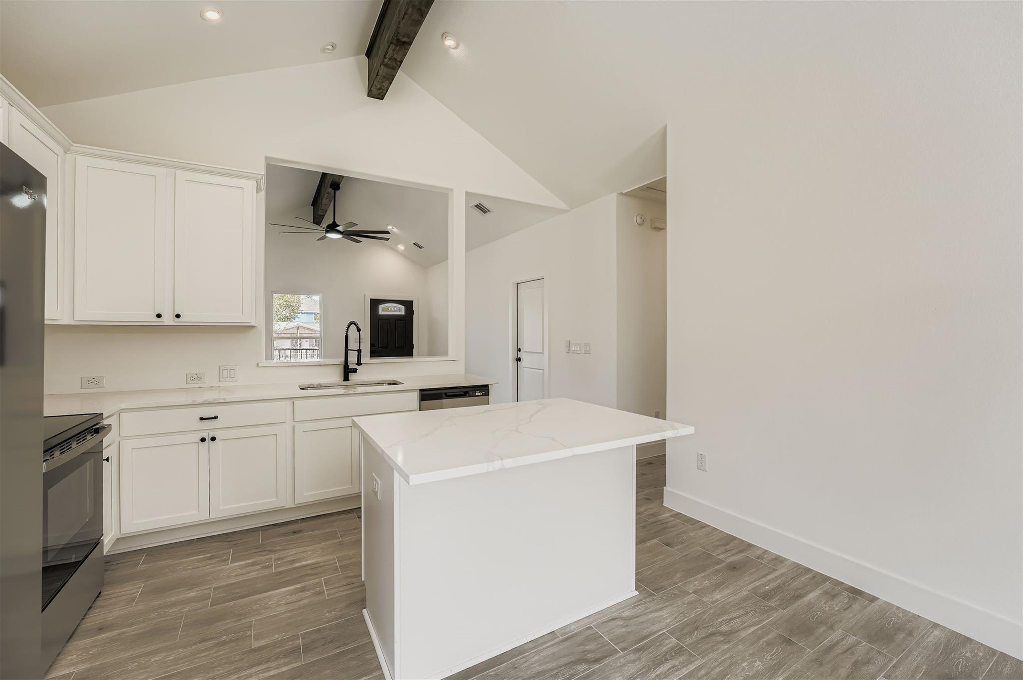 701 E 3rd St Property Photo 13