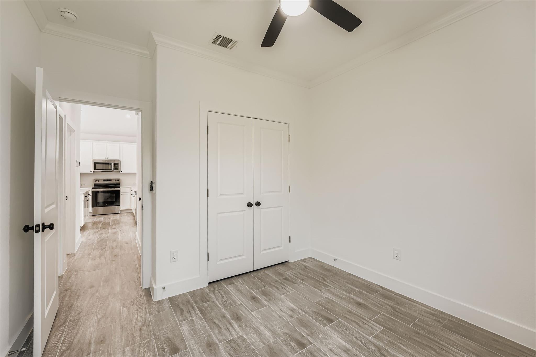 701 E 3rd St Property Photo 18