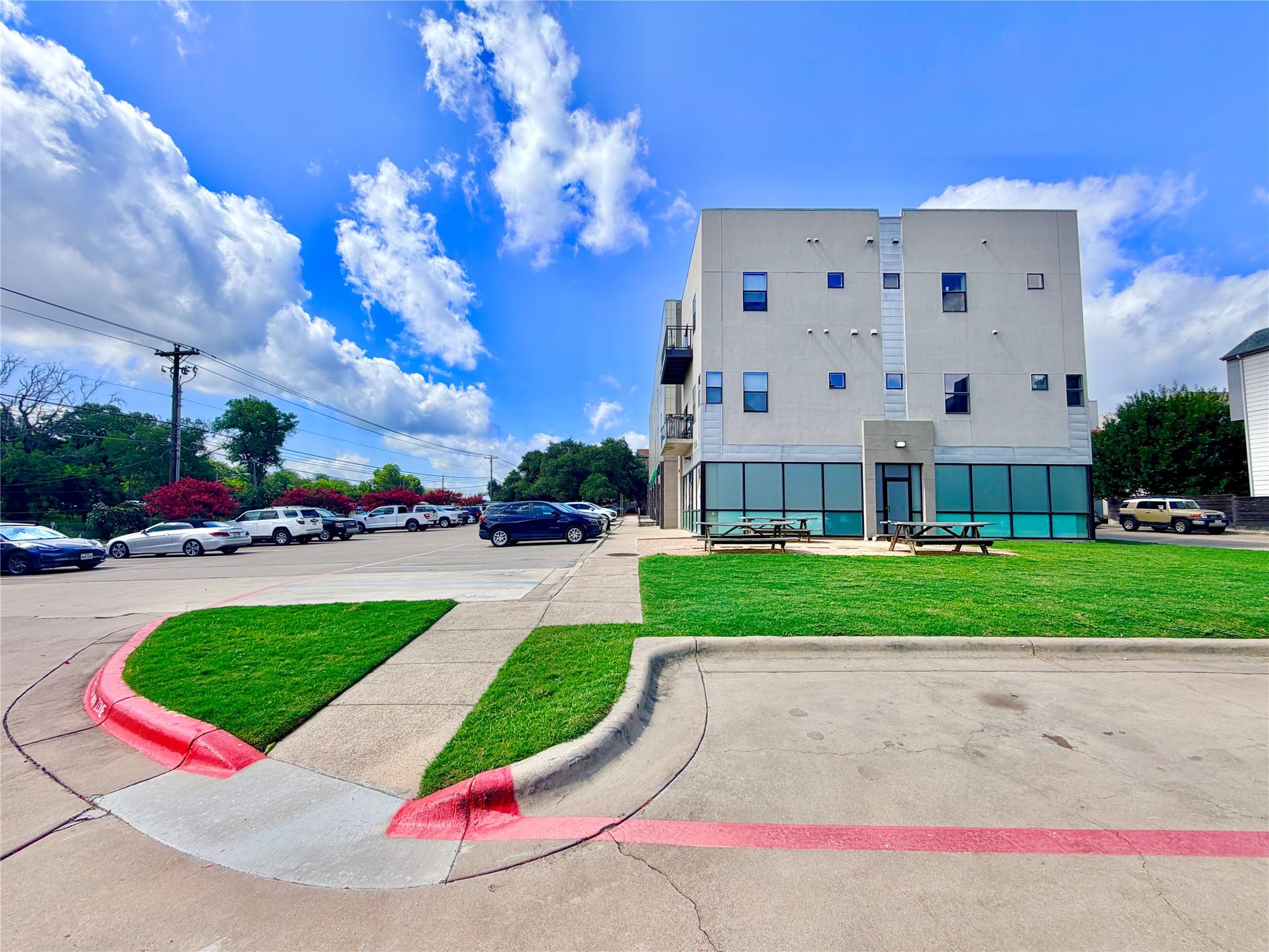 6000 S Congress Ave #courtyard Property Photo 3