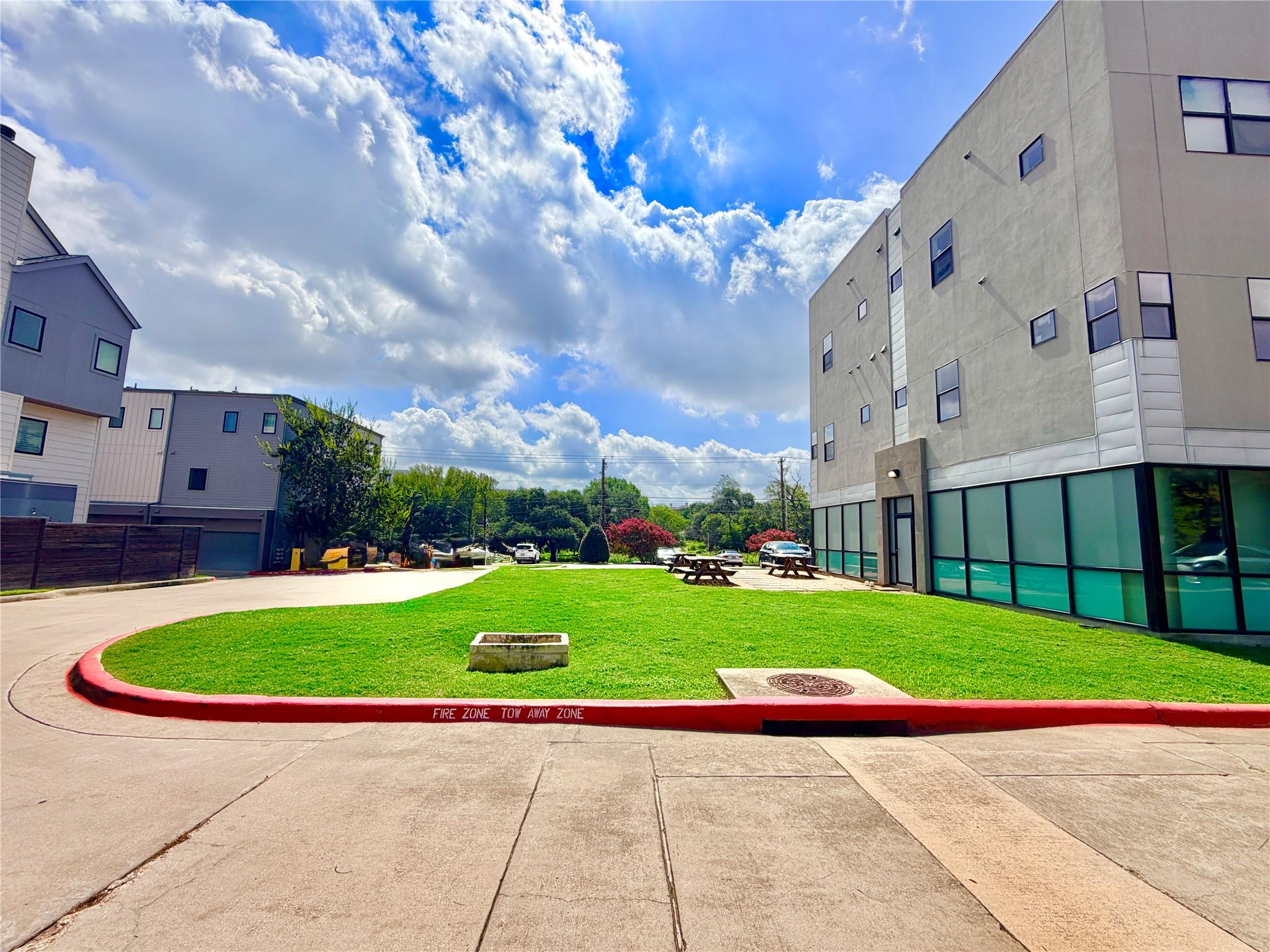 6000 S Congress Ave #courtyard Property Photo 4