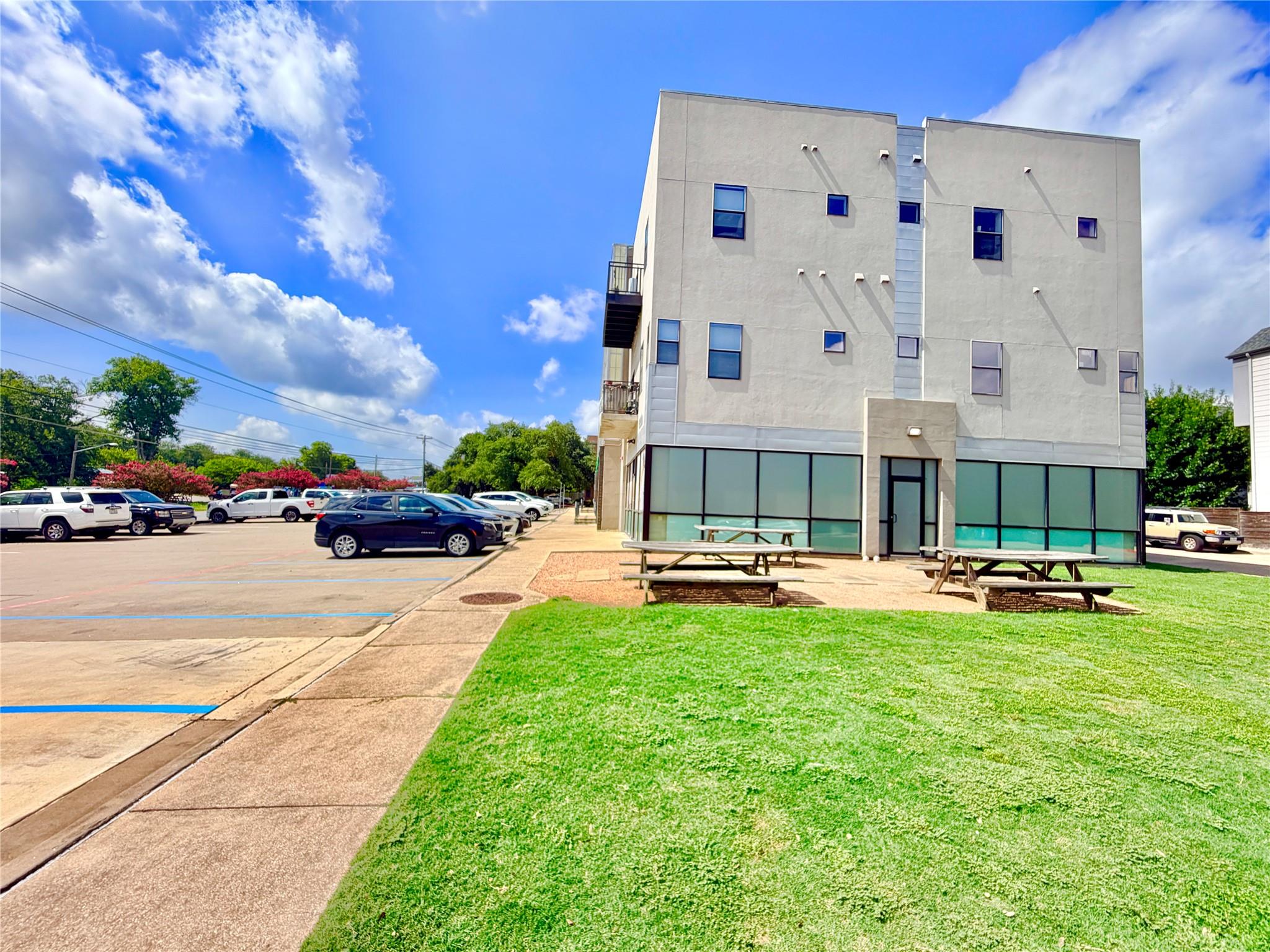 6000 S Congress Ave #courtyard Property Photo 9