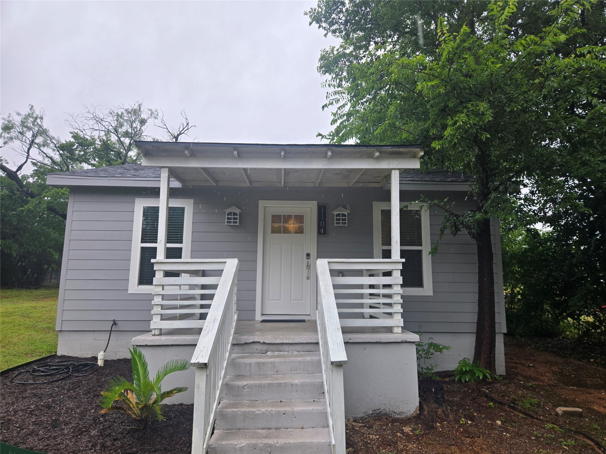 1104 N Hackberry St Property Photo 1