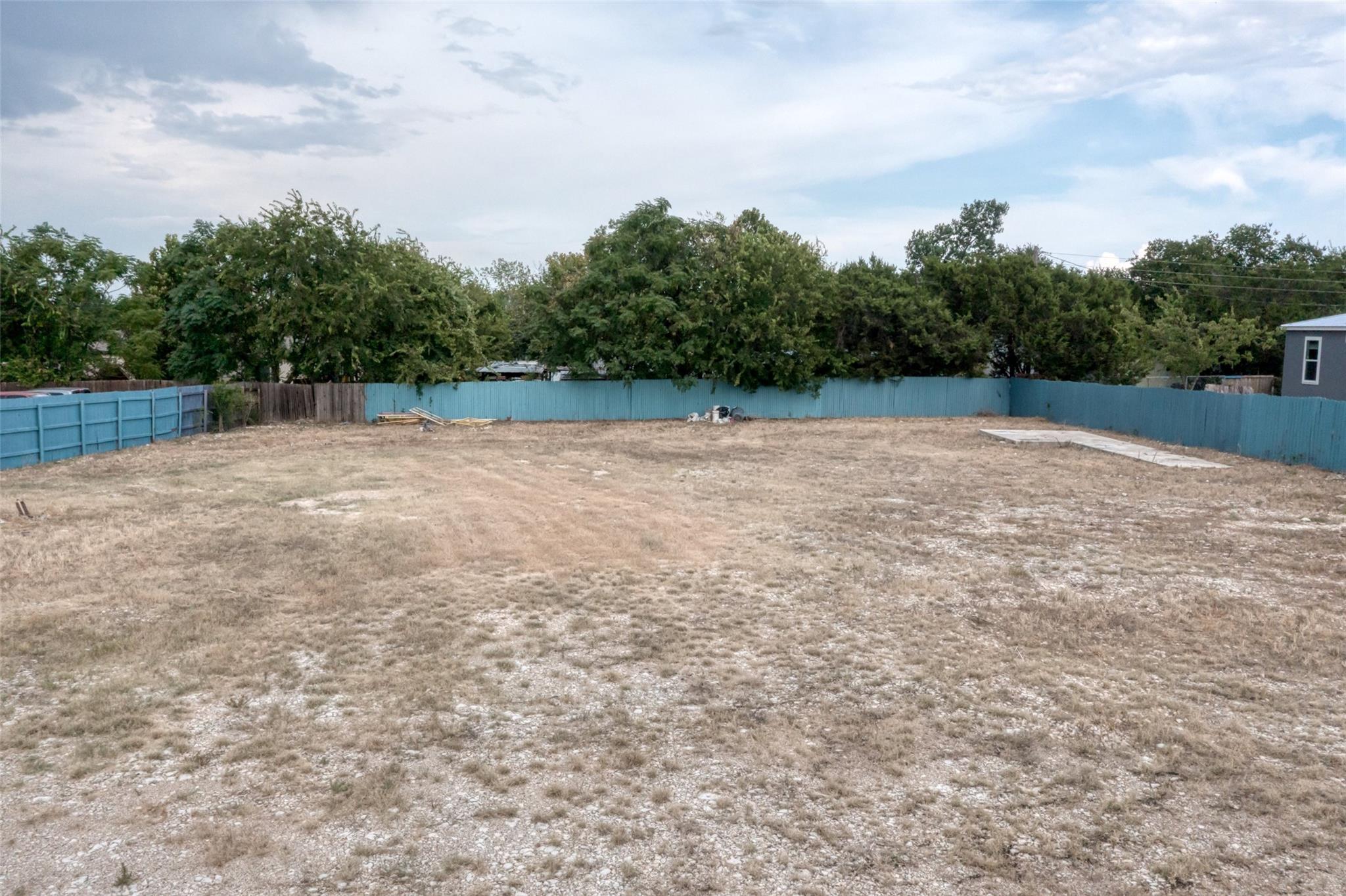 1004 S West Dr Property Photo 2