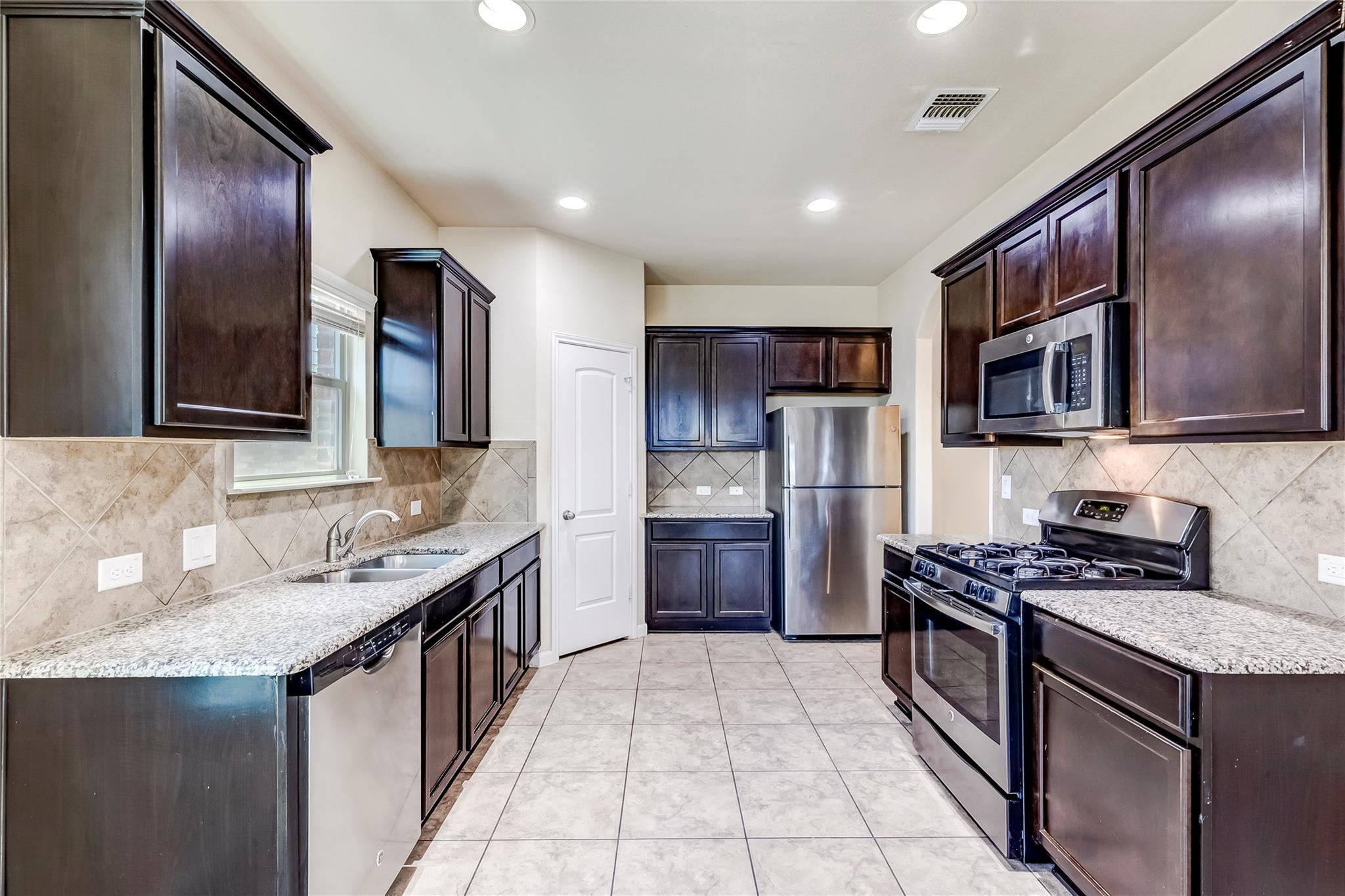 18313 Moreto Loop Property Photo 13