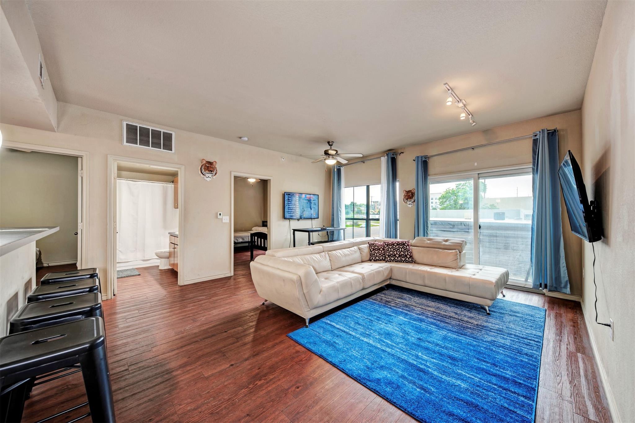 5117 N Lamar Blvd #304 Property Photo 4