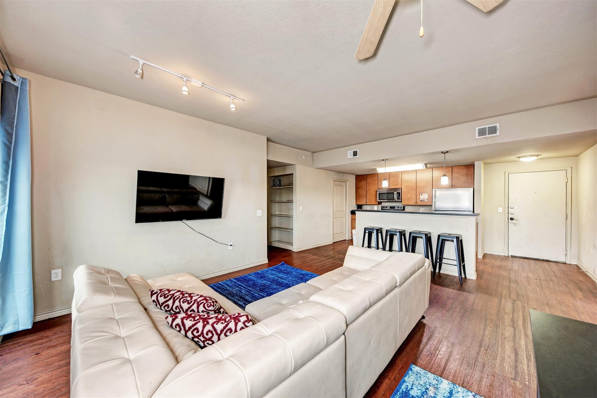5117 N Lamar Blvd #304 Property Photo 5