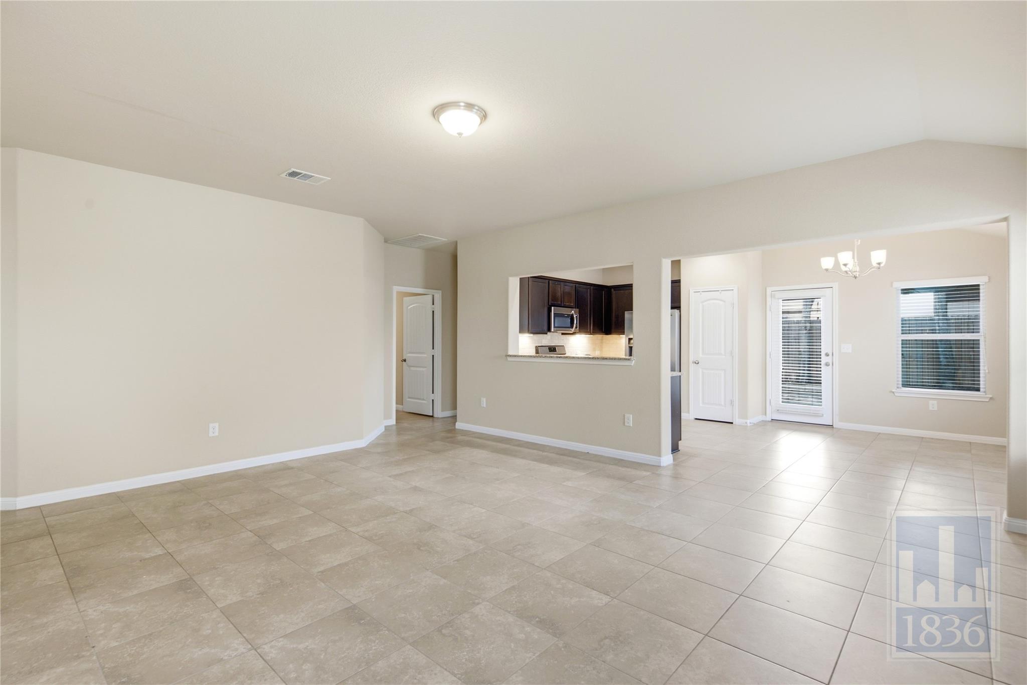 821 Schefer St Property Photo 5