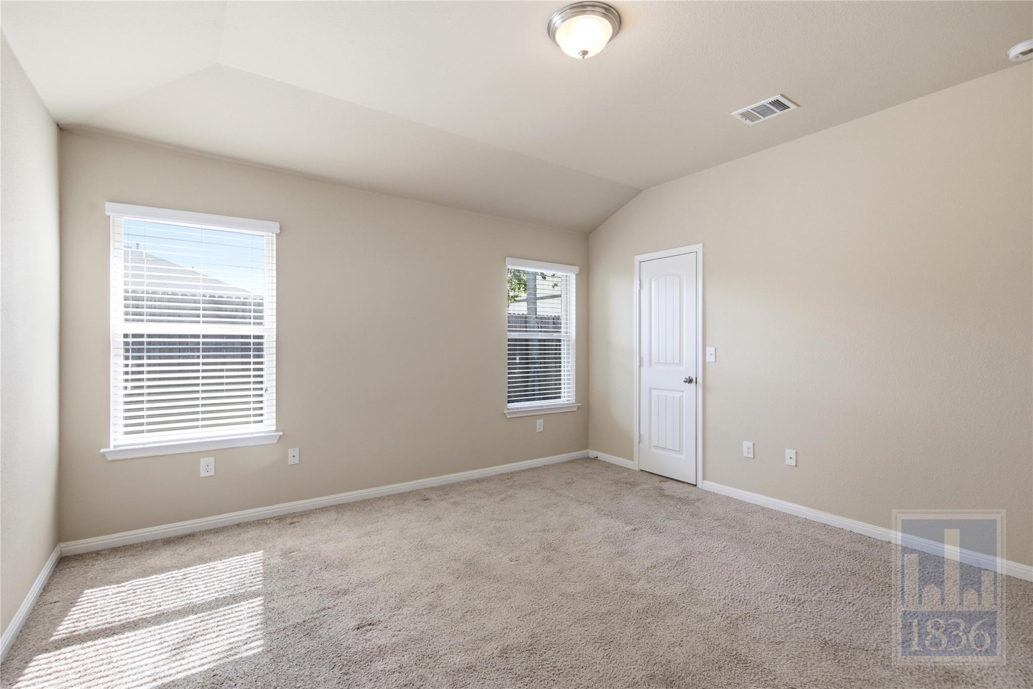 821 Schefer St Property Photo 15