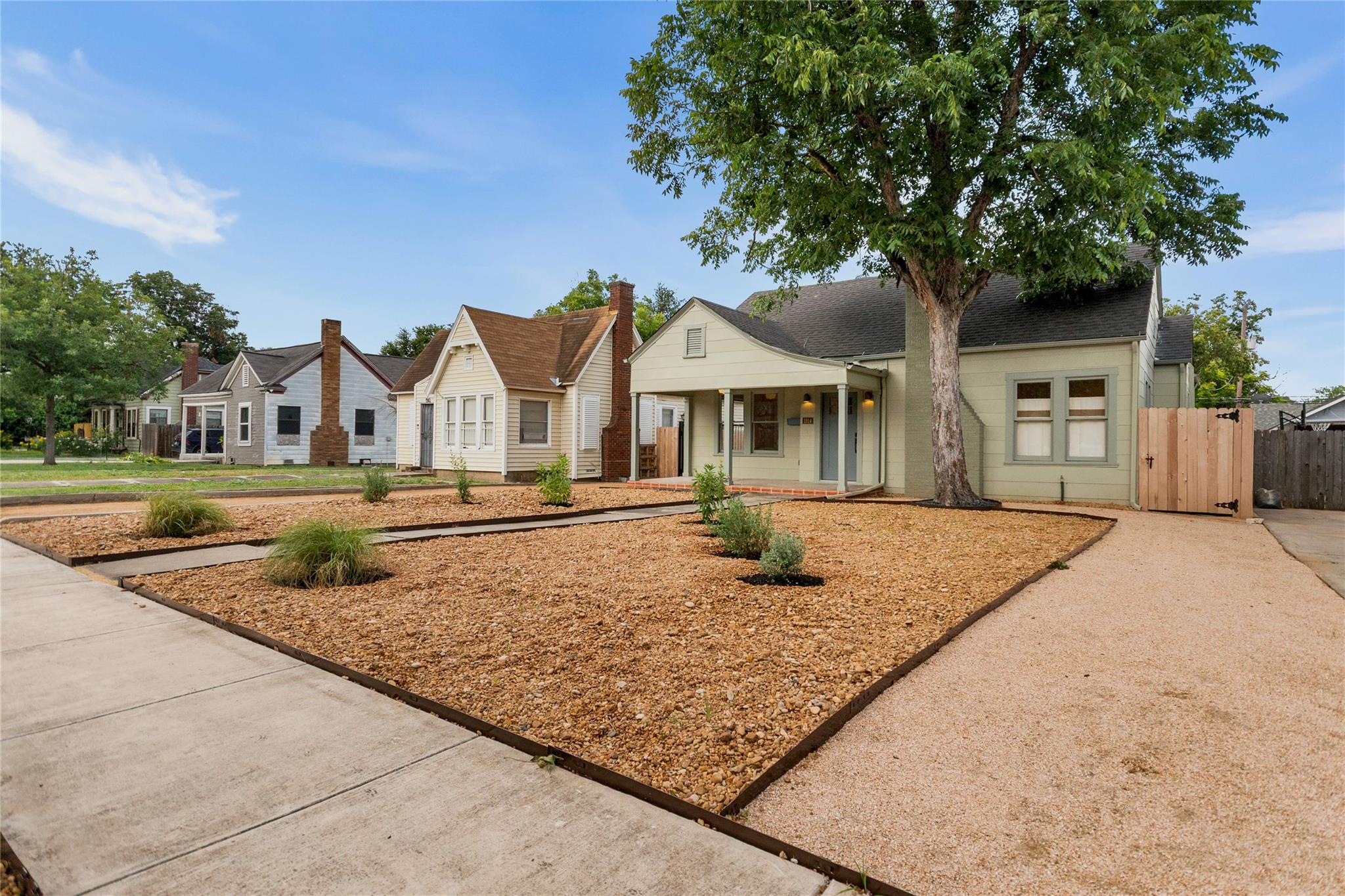 1914 W Magnolia Ave Property Photo 2
