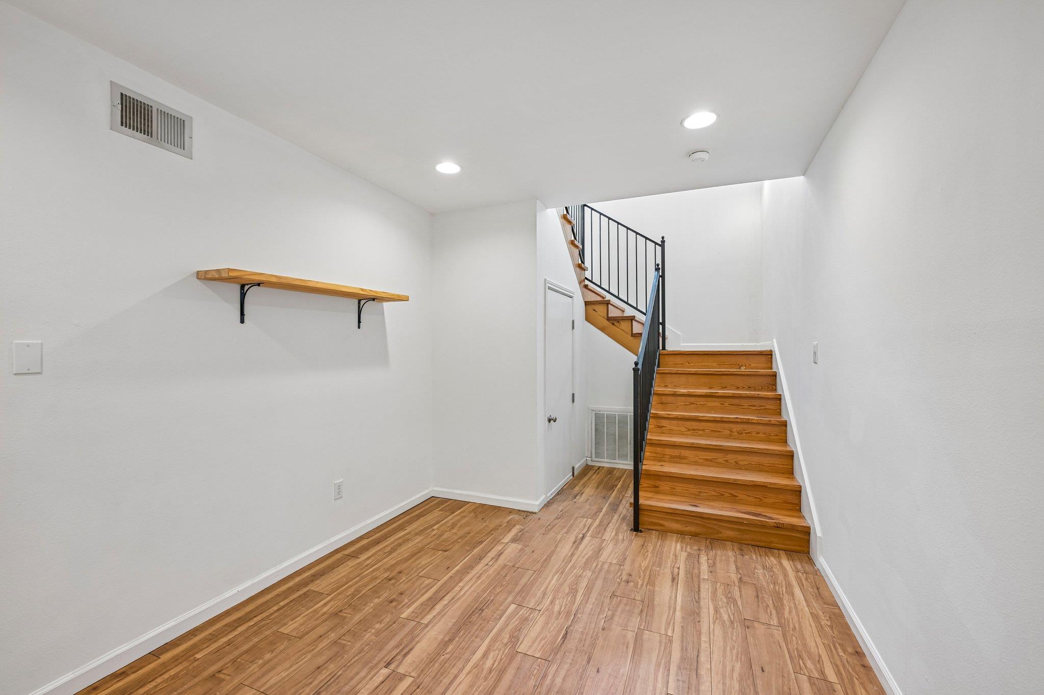 1710 E 16th St #b Property Photo 5