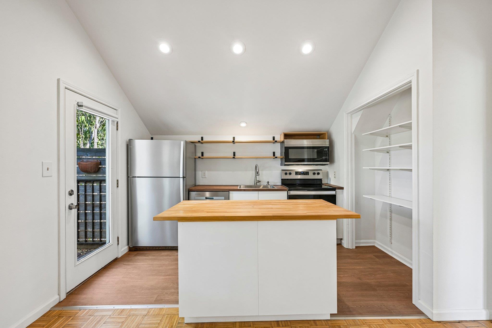 1710 E 16th St #b Property Photo 11