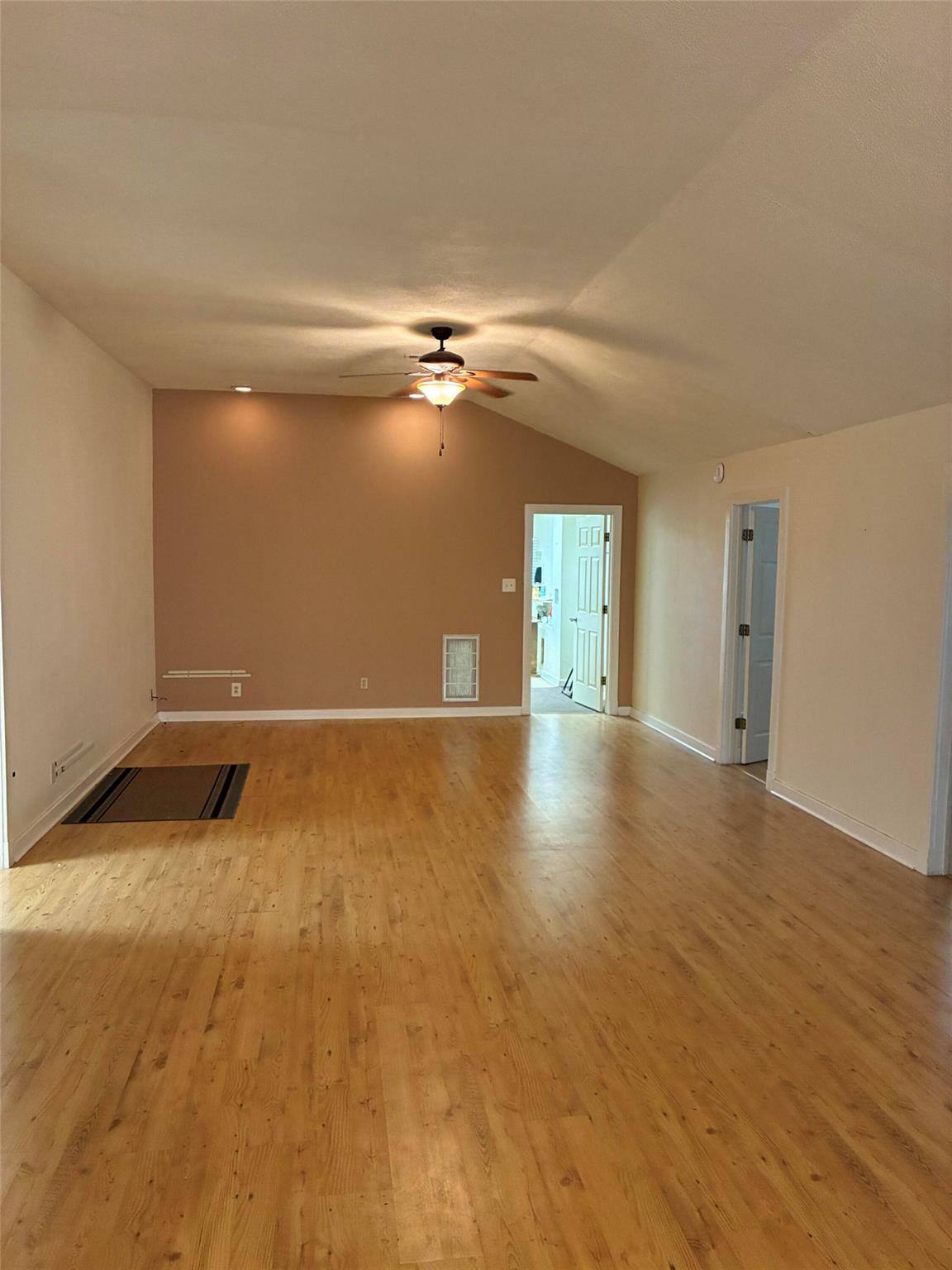 401 Airport Rd Property Photo 11