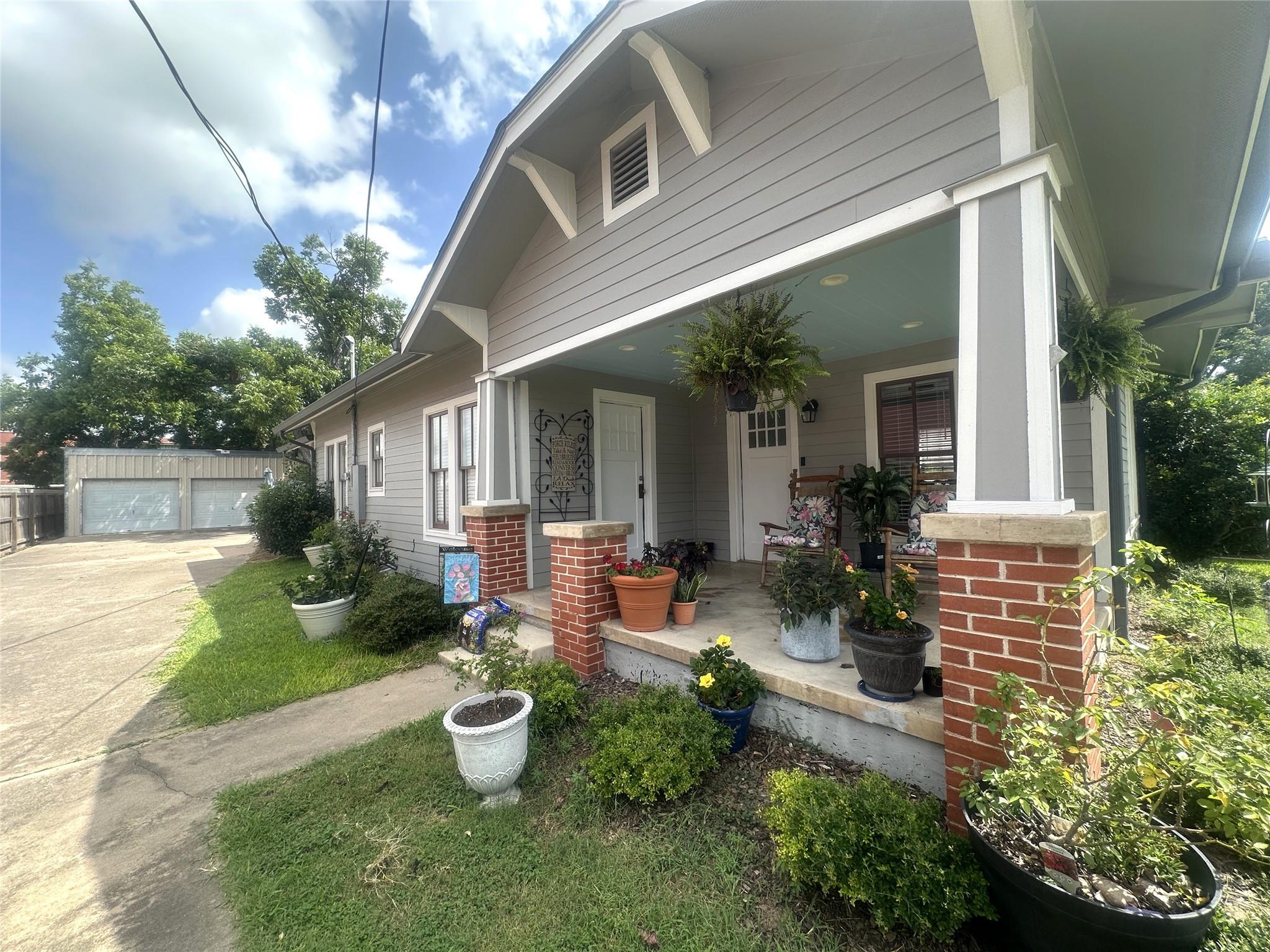 129 E Crockett St Property Photo 1