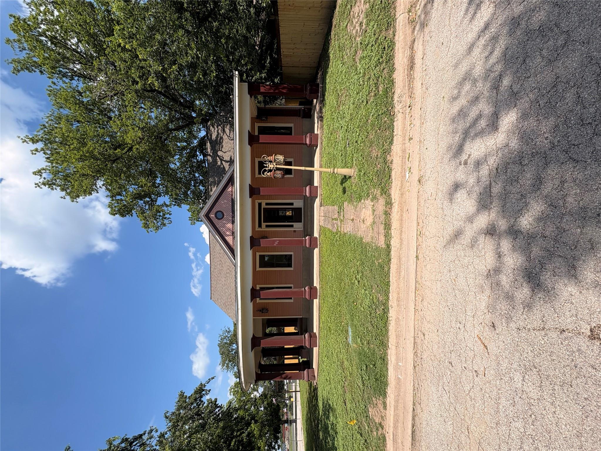 105 S Cedar St Property Photo 1