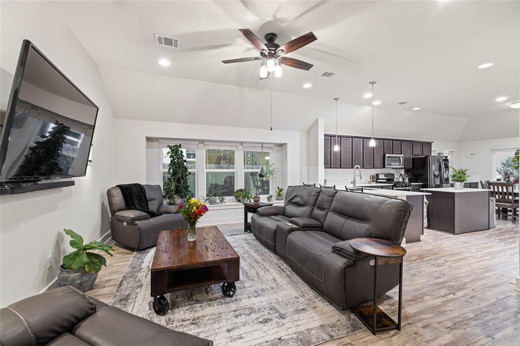136 Mountain Sage Loop Property Photo 4