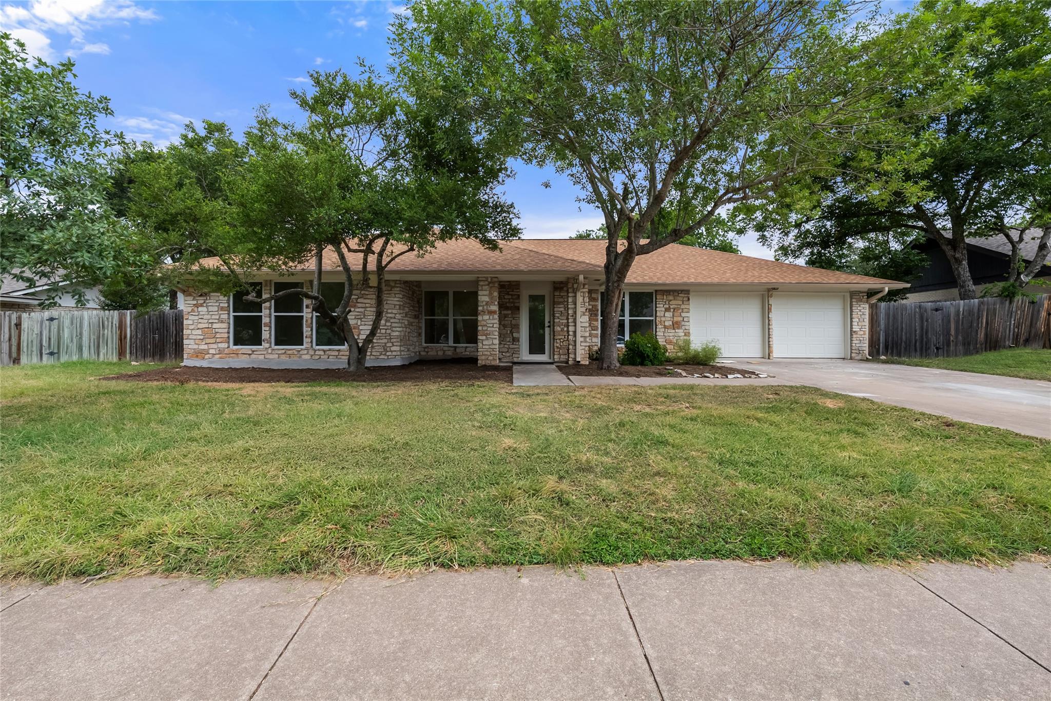 1403 Creekview Dr Property Photo 2