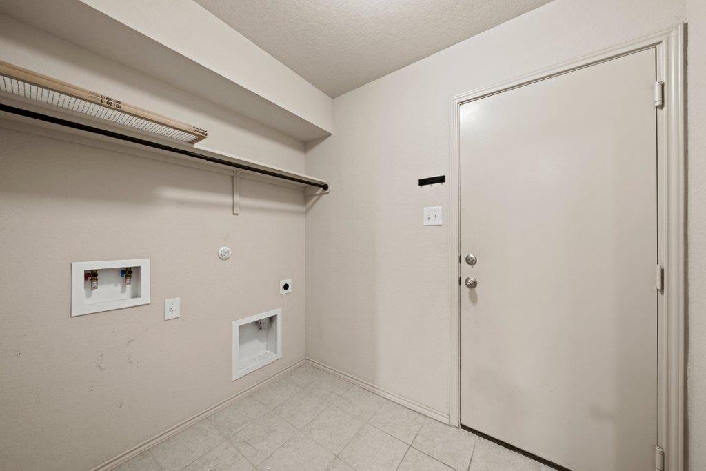 172 Lake Gln Property Photo 9