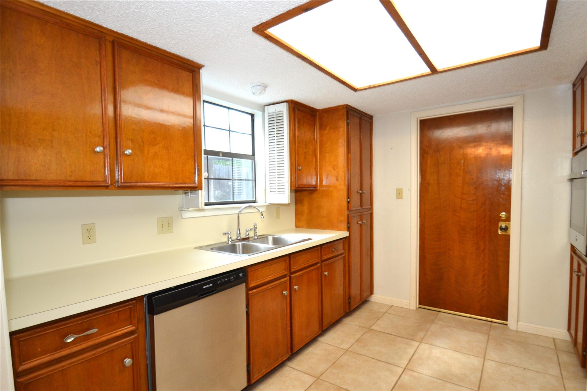 8833 Tallwood Dr Property Photo 7