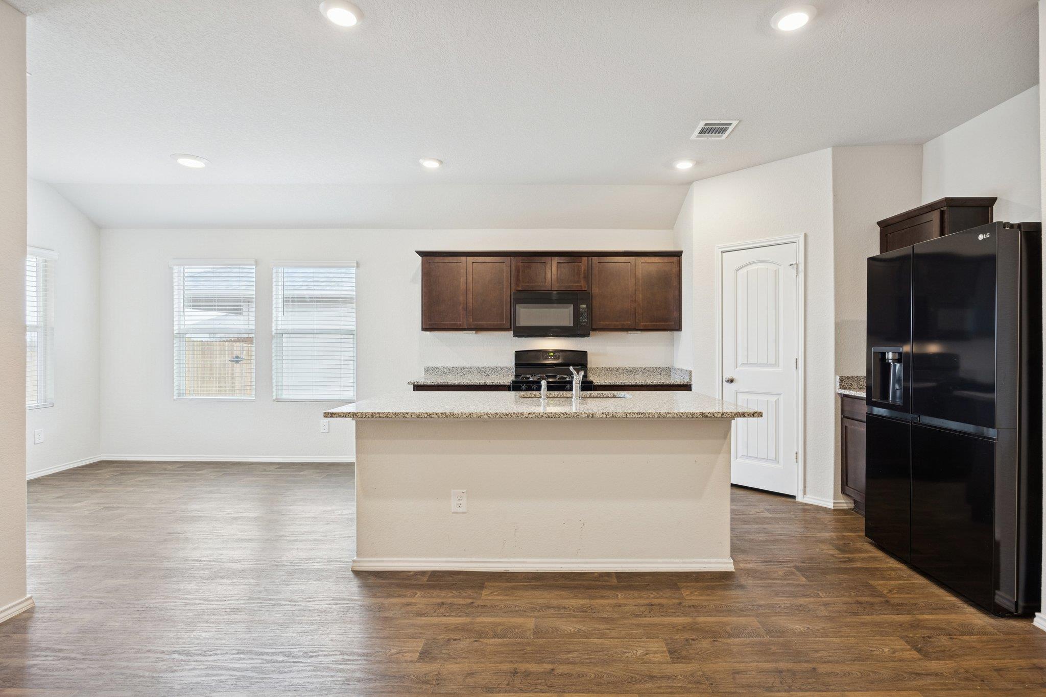 323 Shimmering Cv Property Photo 3