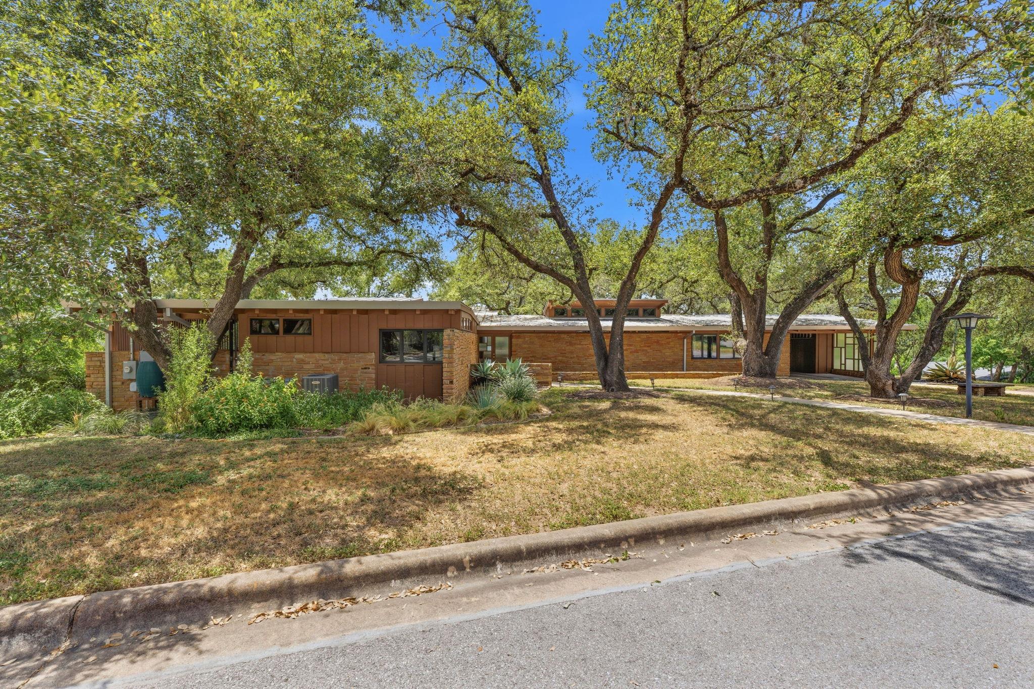 407 Almarion Dr Property Photo 2