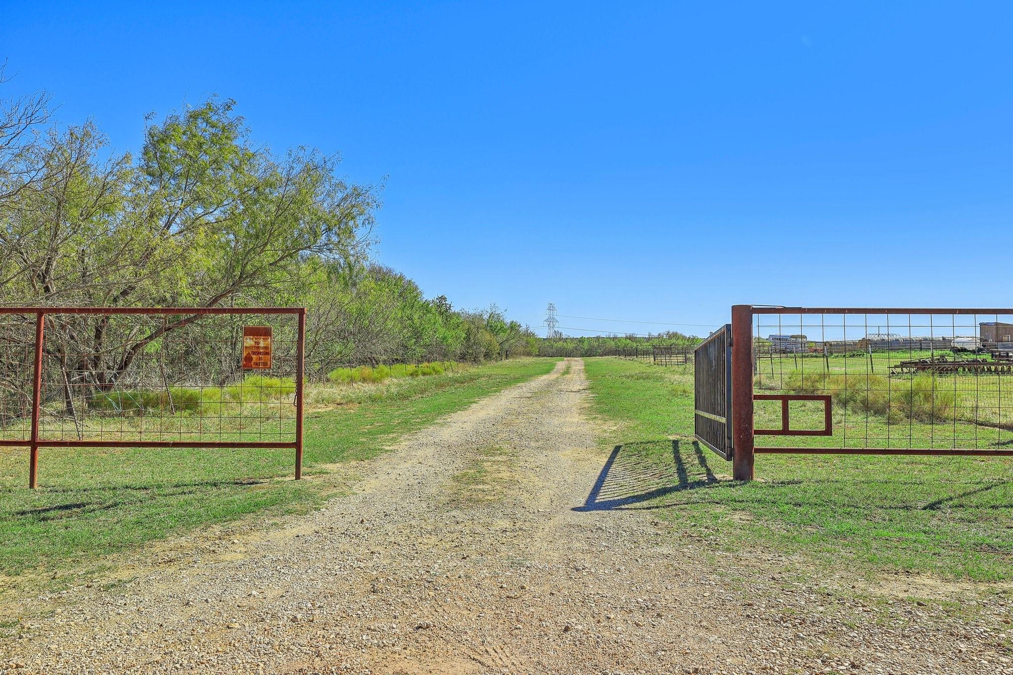 1525 Fm 1704 Property Photo 2