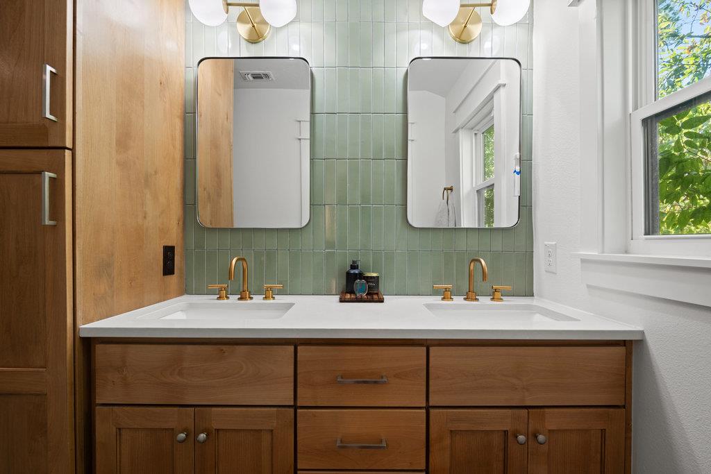 4905 Duval St Property Photo 4