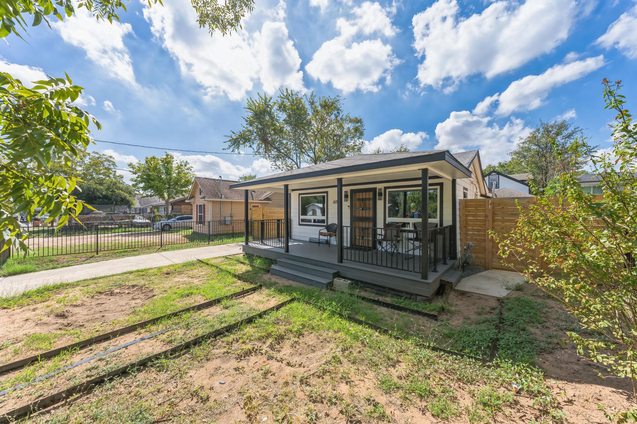 6111 Atwood St Property Photo 4