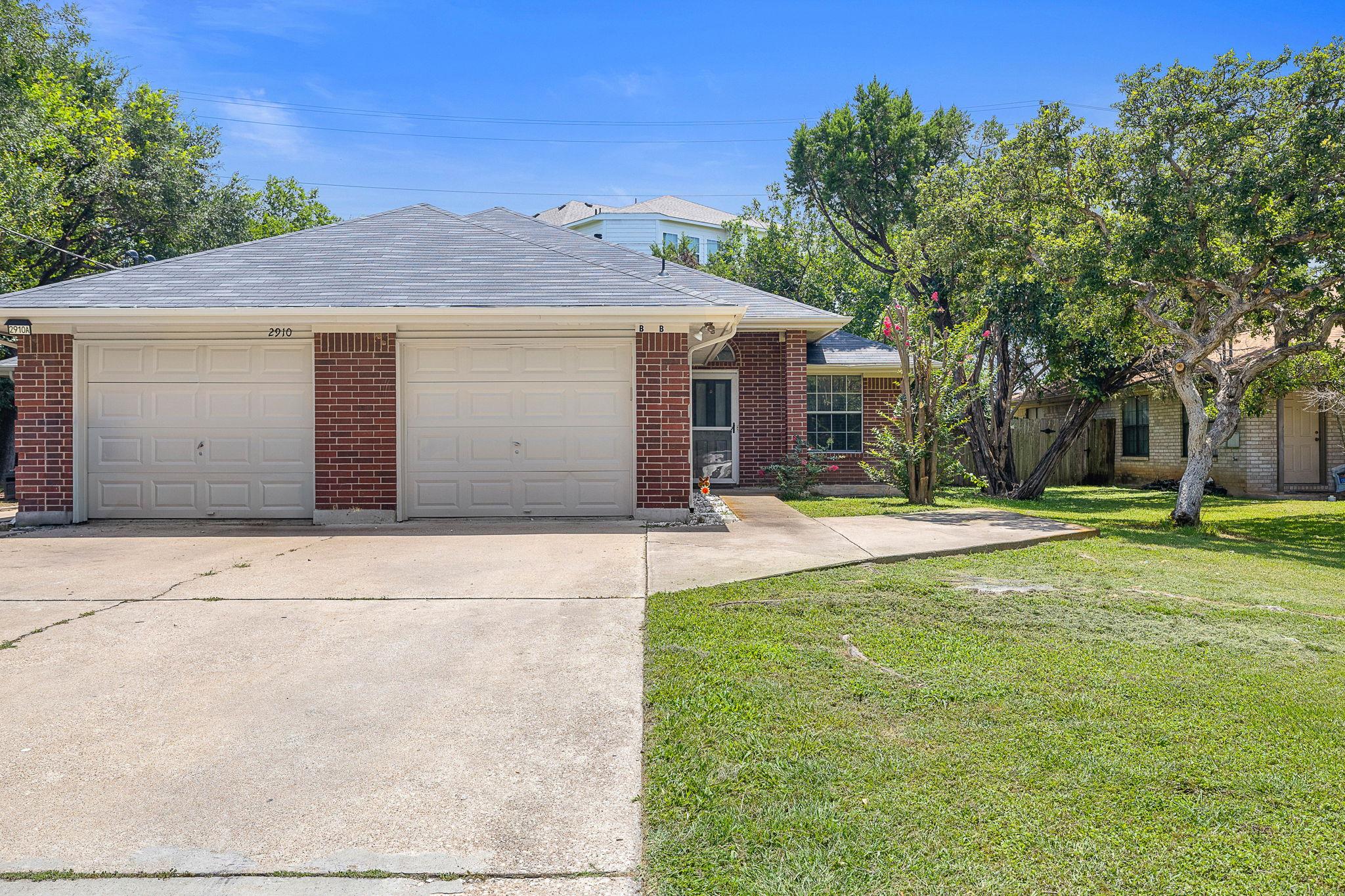 2910 Whisper Oaks Ln Property Photo 2