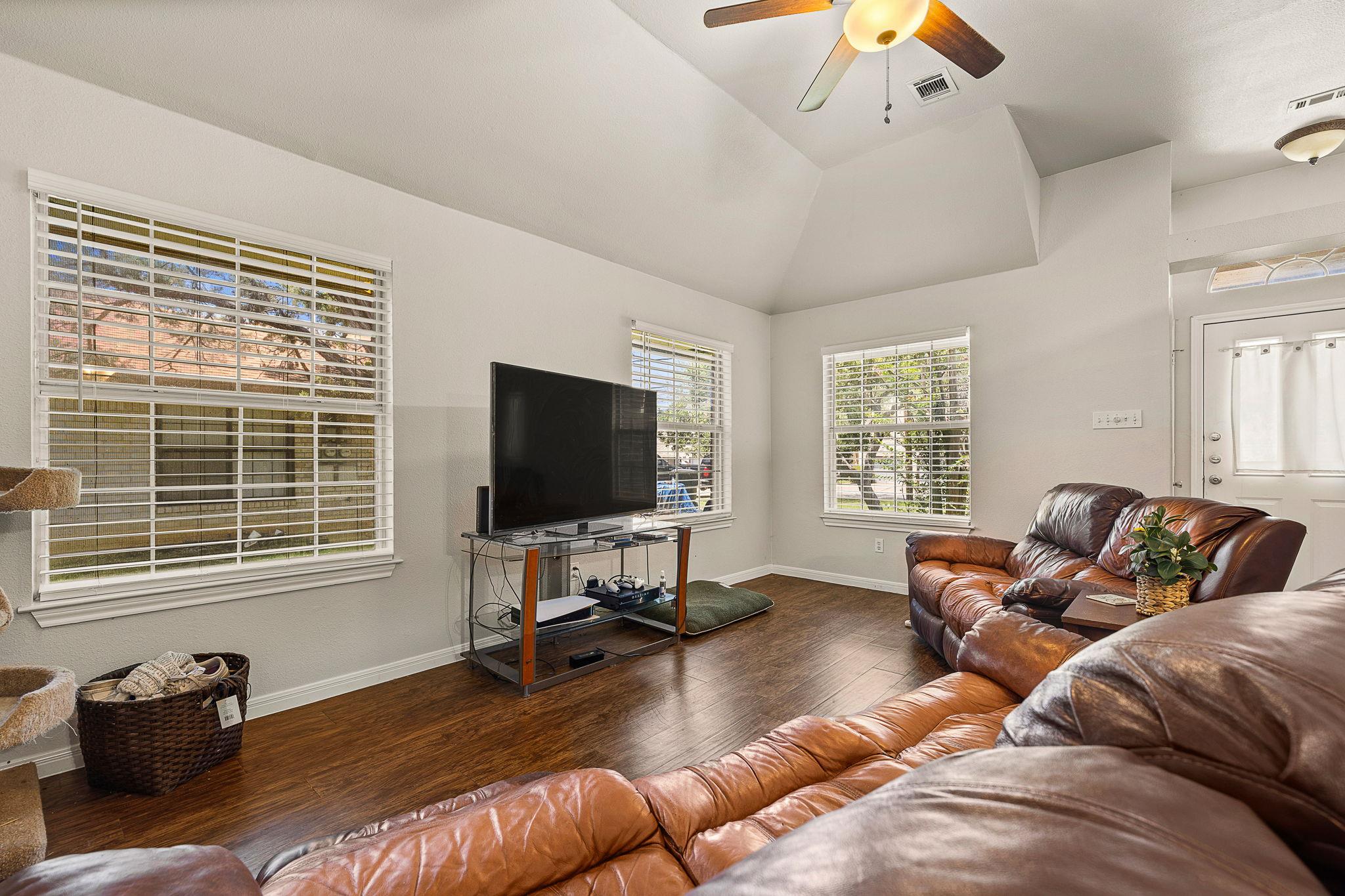 2910 Whisper Oaks Ln Property Photo 3